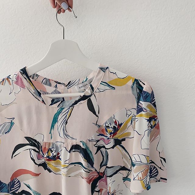 Can&rsquo;t get enough of this @amourvert silk top at the moment...T-shirt&rsquo;s are usually jam for obvious reasons so it&rsquo;s nice to feel fancy for a change! 💕