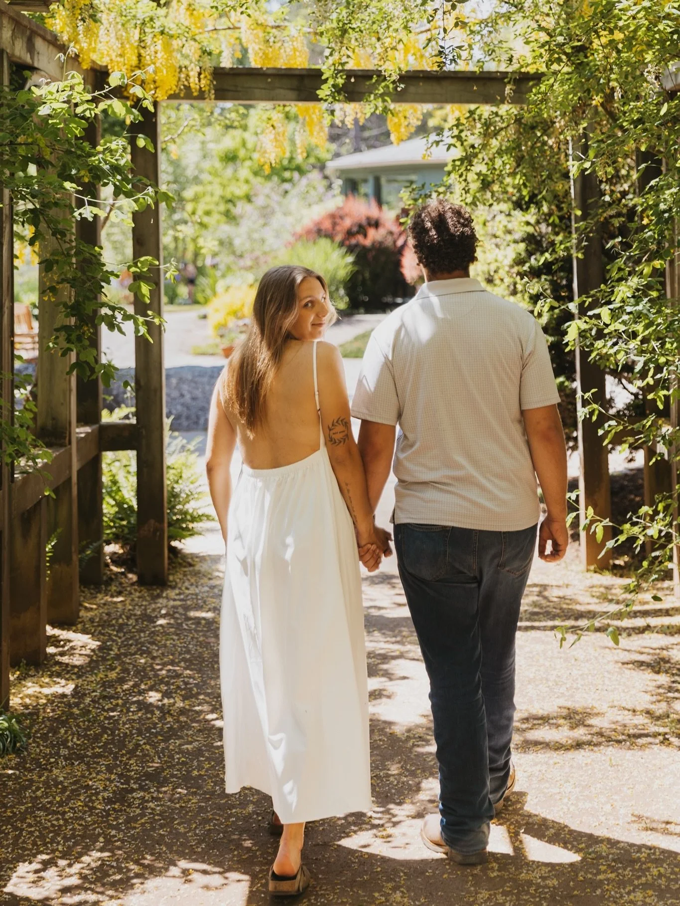 An afternoon of love in the gardens, surrounded by the most beautiful flowers, foliage and sunshine 🐞