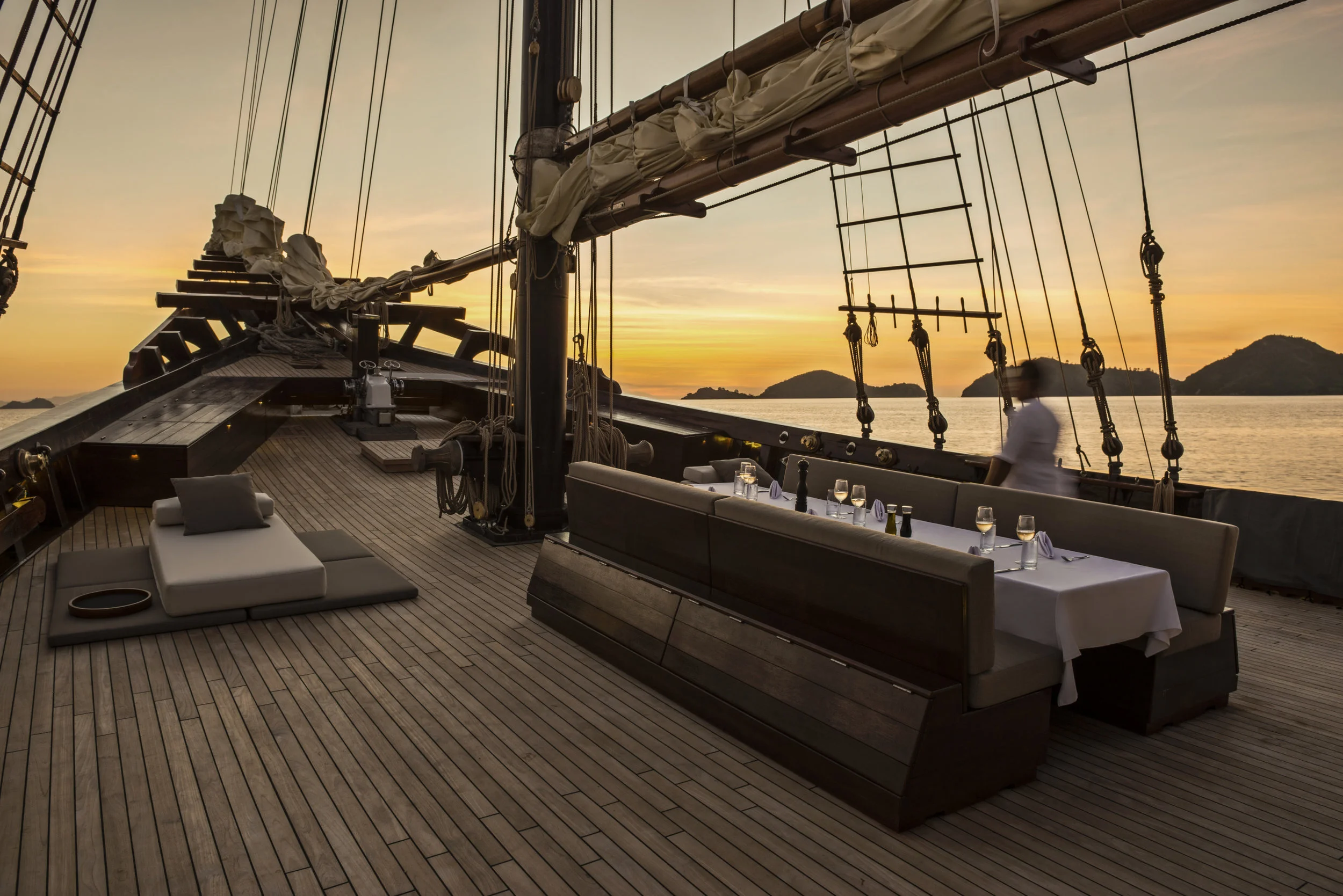 Outdoor dining on Deck