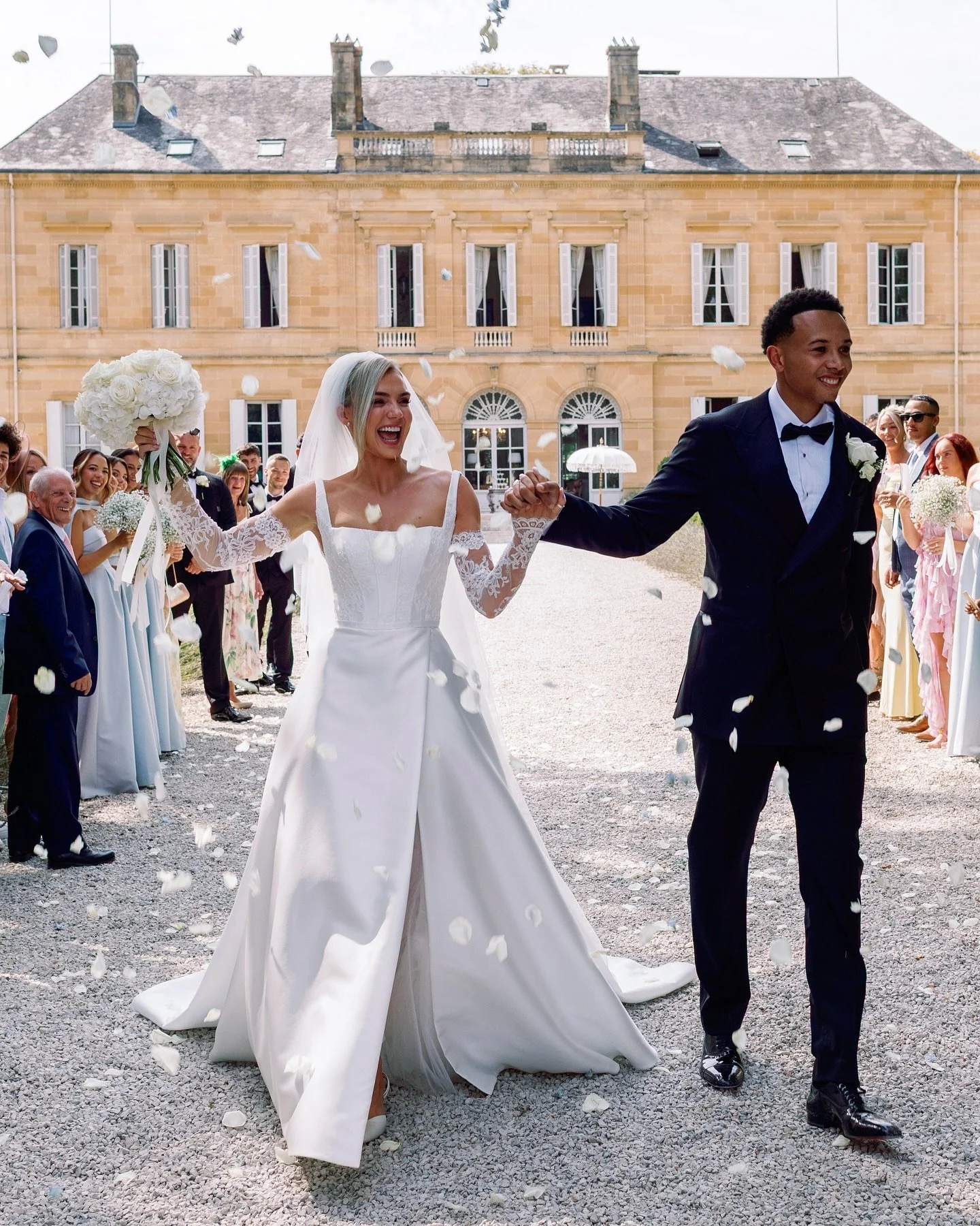 FDB BRIDE : Drew π«π· 
This was a little slice of French heaven and we are so thrilled to share it with you. 
Drew joined us last year on our @suzanneneville Designer Day where Suzanne sketched up her dream bespoke gown: more on that to come&hellip