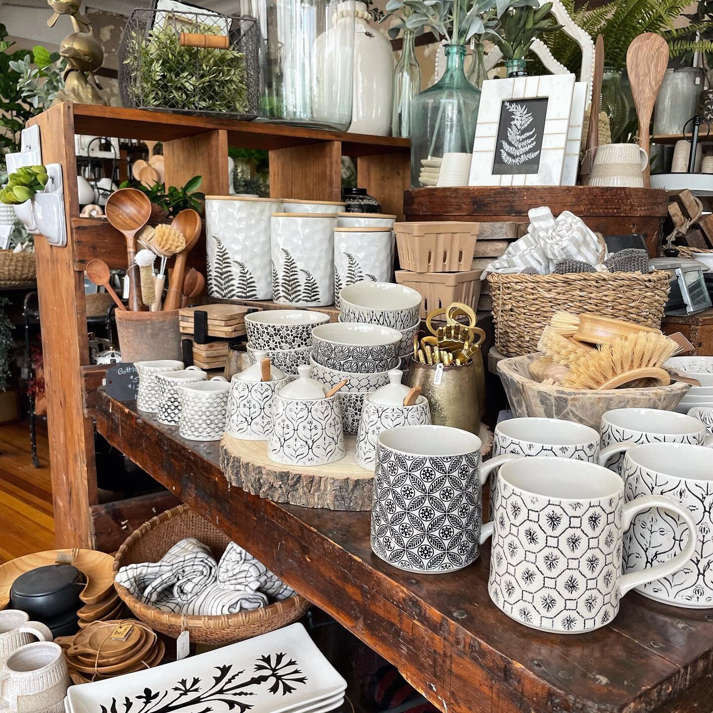 Good morning friends✨ Shop&rsquo;s open 11-5!!! #bluebirdhomedecor #shopsmall #giftshop #blackandwhite #kitchenware #schenectadyny #homedecor