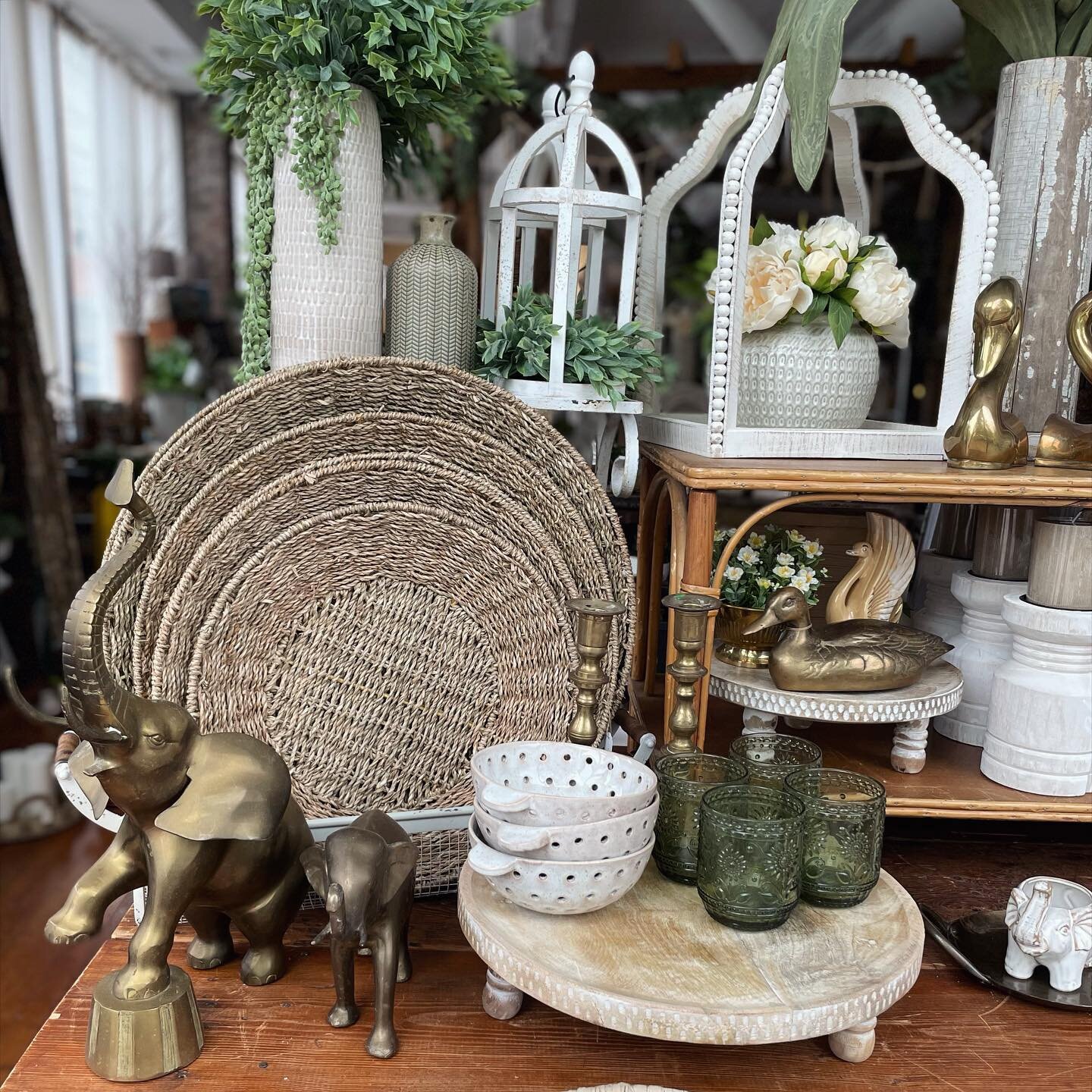 Good morning friends happy Friday!!! Here&rsquo;s another look at one of the new displays in the store, as I mentioned yesterday, I pulled out a bunch of my favorite vintage brass pieces, some snag one before they gone!! Open today 11-5! #bluebirdhom