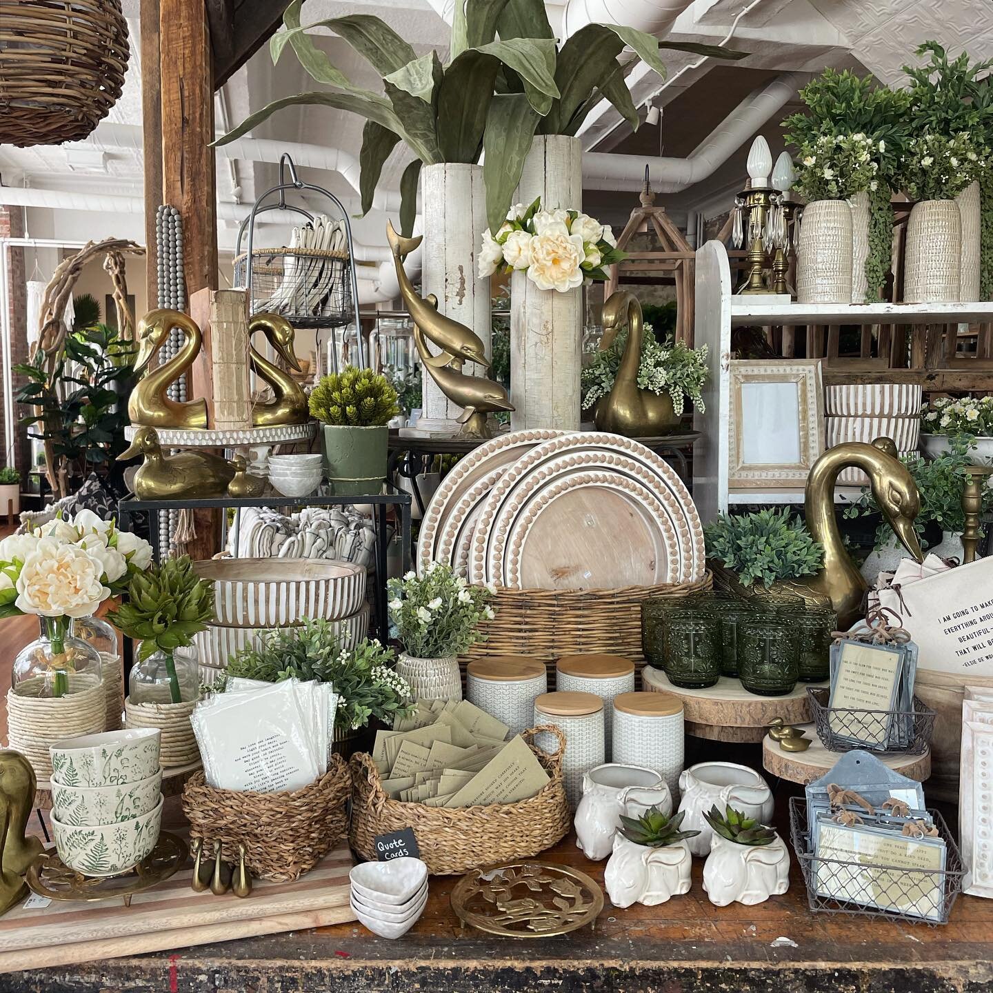 Happy Wednesday friends✨We are back open for the week!! The store is full of new displays, new vintage, and new artwork, come see for yourself today 11-5 😊 

#bluebirdhomedecor #homedecor #shopsmall #farmhousedecor #farmhousestyle #vintagestyle #neu