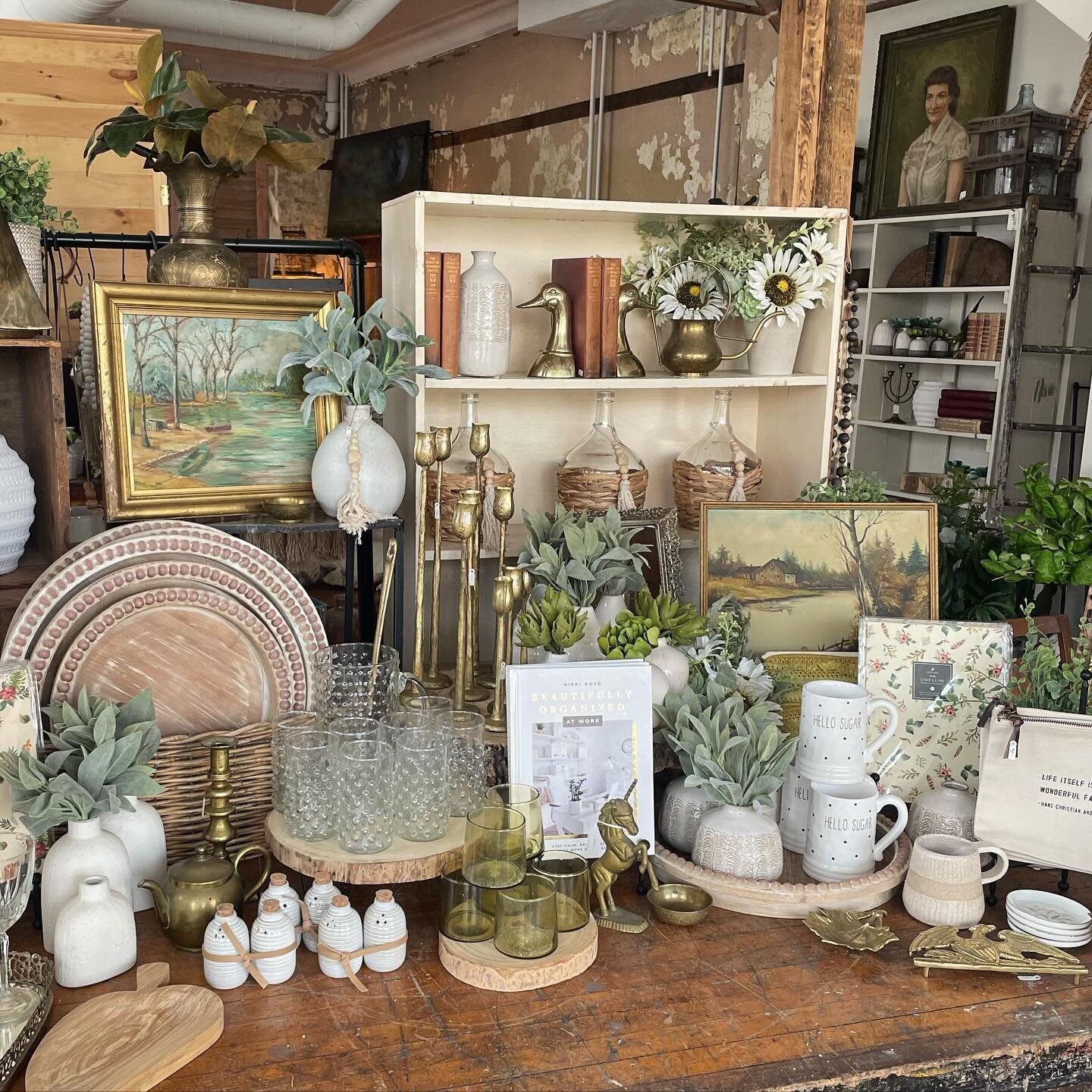 Happy Friday friends!! I&rsquo;m at the shop all weekend, I was able to add some fun new goodies for you guys, check out our stories for the most up-to-date pictures 😍 

#bluebirdhomedecor #shopsmall #vintageshop #schenectady