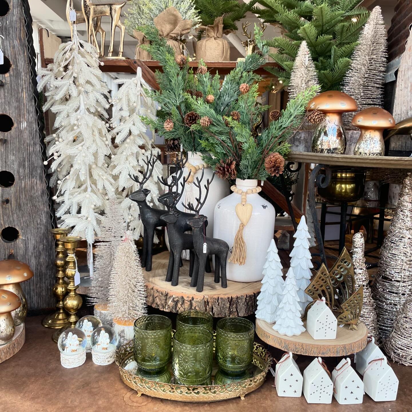 After 7 months off it sure feels good to be back 🙌🏻 I can&rsquo;t wait to see you guys this weekend!! We&rsquo;re open Friday - Sunday🎄❤️ 

#bluebirdhomedecor #holidaydecor #christmasdecor #vintageshop