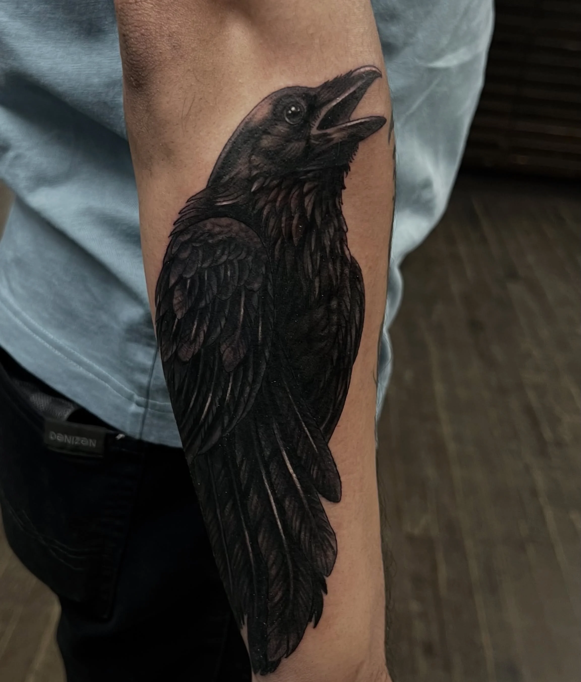 🐦&zwj;⬛ 🐦&zwj;⬛ 🐦&zwj;⬛ 

Sqwah! 

Had a bit of a hard time photographing this one, but I think it turned out pretty cool. 

#blackandgray #darkart #raventattoo #chicagoartist #goth