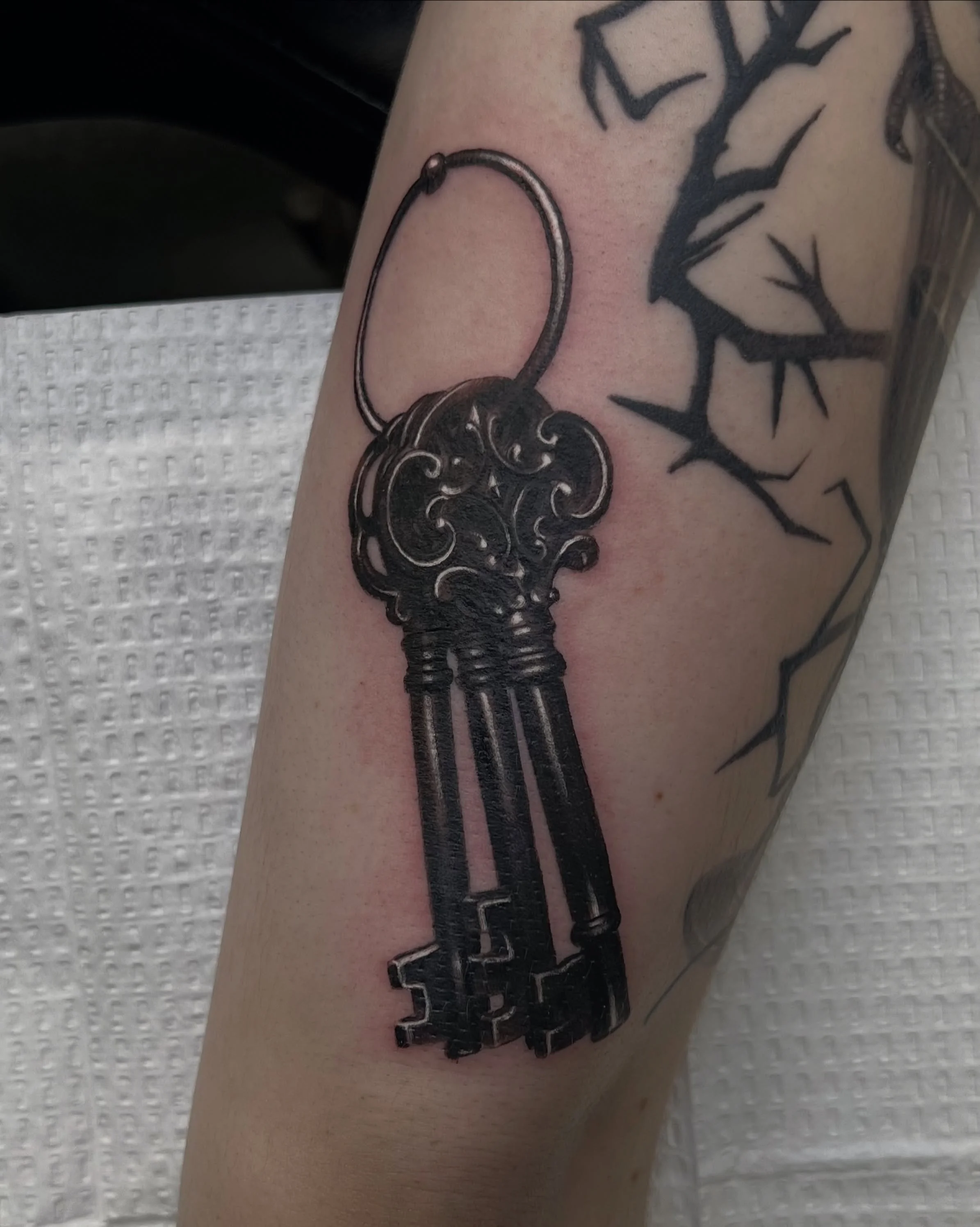 💀 🔑 

Always down to do gothic imagery like this!

#goth #blackandgray #chicago #tattoo #darkart