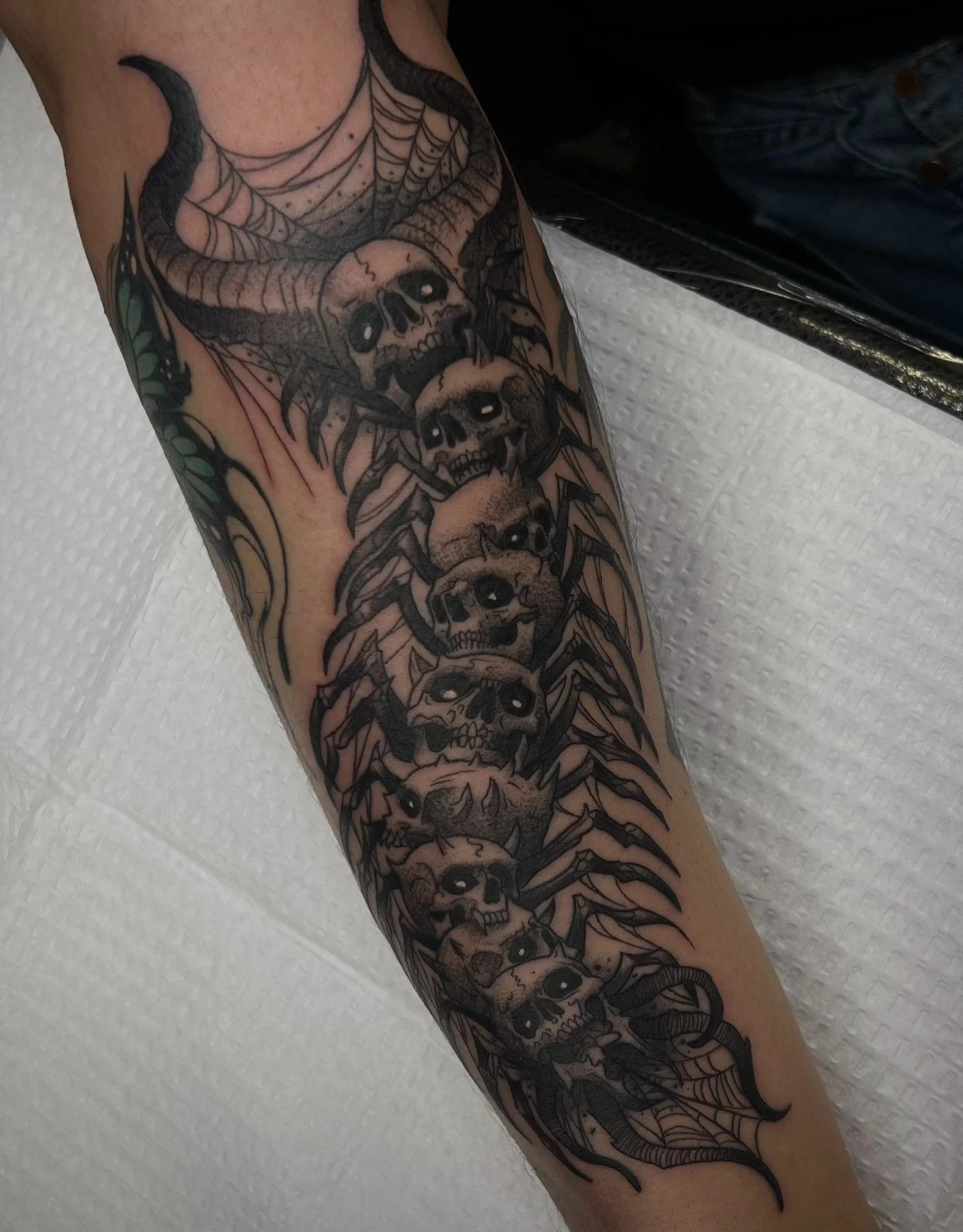 💀 💀 💀 

Love doing blackwork things like this!

Im still booking for May, large or small projects - just let me know 🙂&zwj;&harr;️

Thanks @senasejoseph for sitting through it like a trooper.!

#skull #centipede #blackwork #chicagoartist #darkart