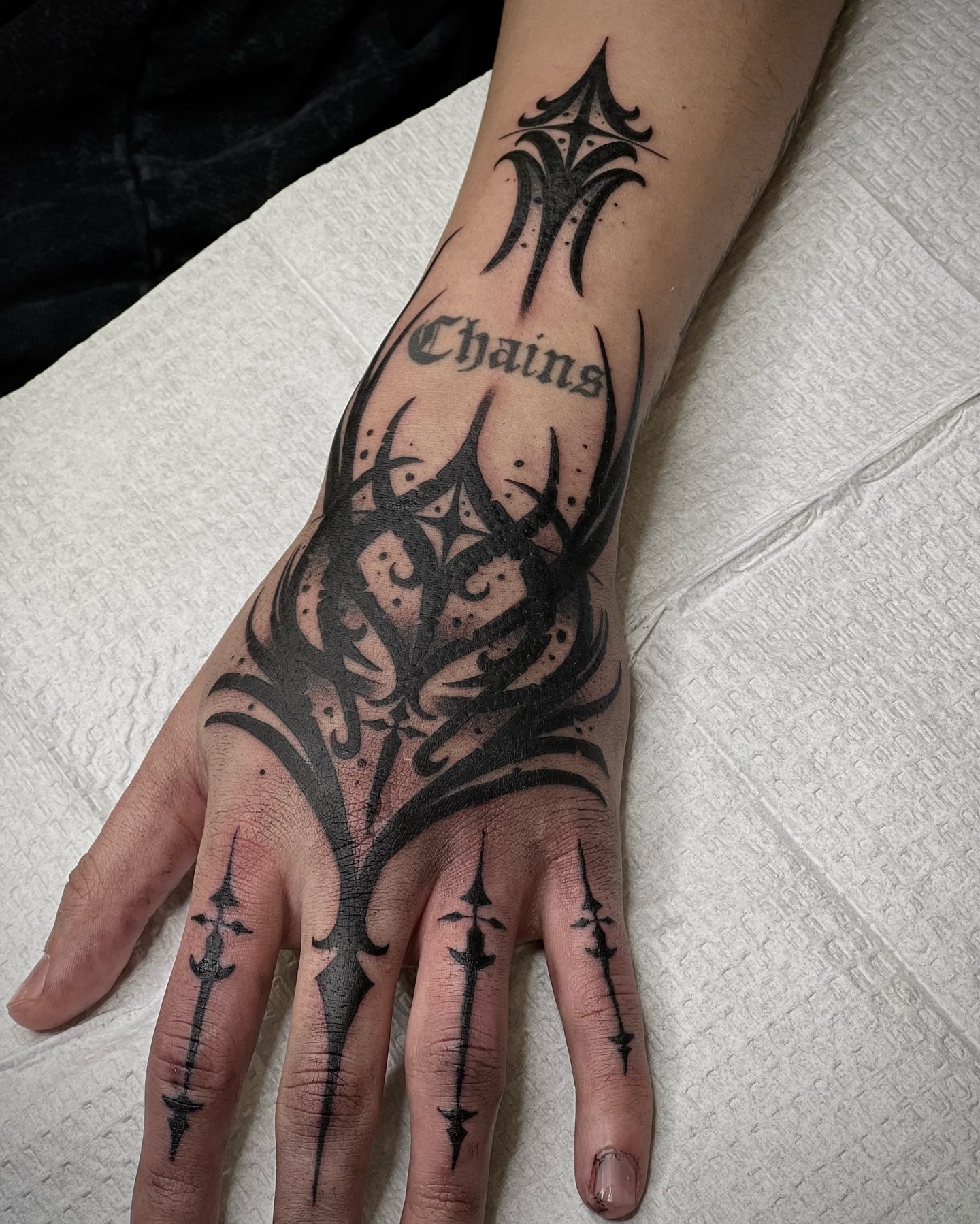⚫️⚫️⚫️
Had an awesome time designing this Blackwork hand piece. Would love to incorporate more of this kind of stuff in my work in the future 🤟.

#blackwork #handtattoo #darkart #chicagotattooartist