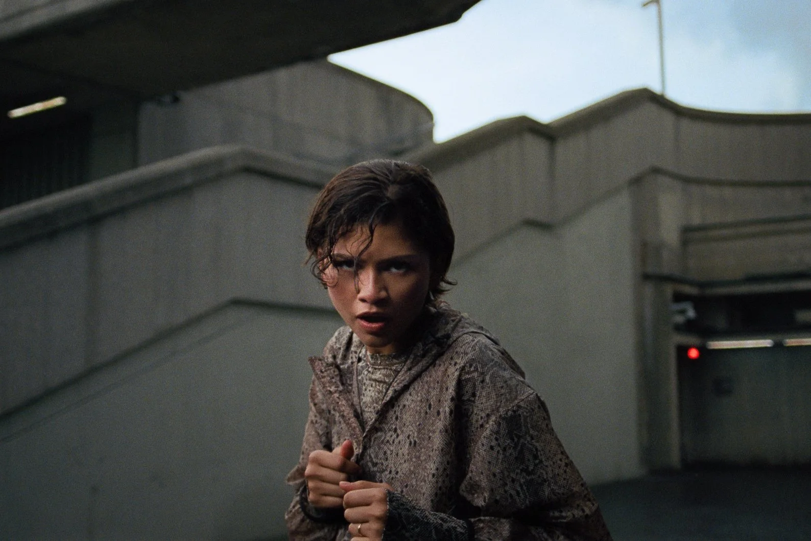 FW26-zendaya_brand_build-pad-brand_video-3x2-no_vo-no_sub-120s-logo_url-titled-01.00_00_22_12.Still007.jpg