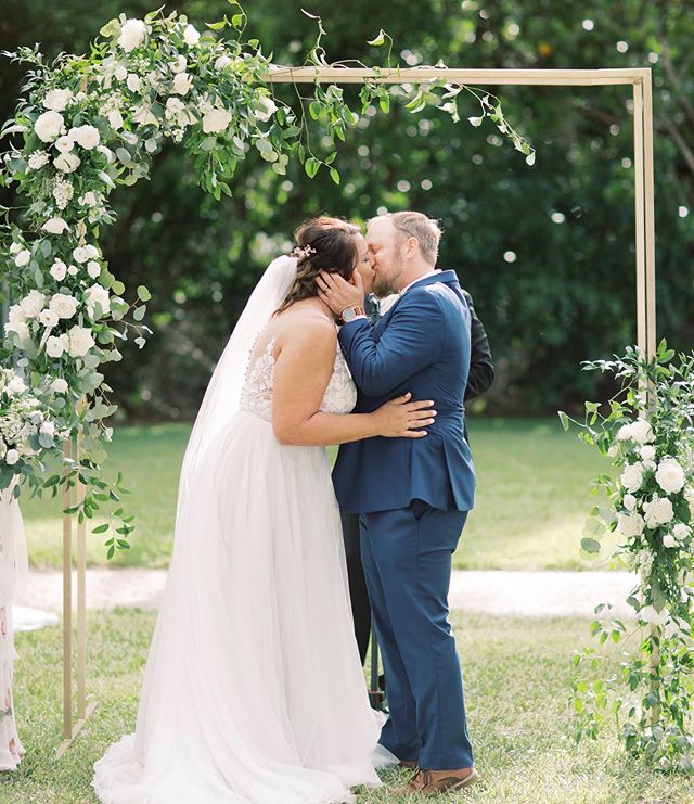 Beautiful archway for this amazing couple!
@natashianicolephoto @cocolunaevents @purebridalboutique @hair.by.laurenmichelle @whiteorchidatoasis