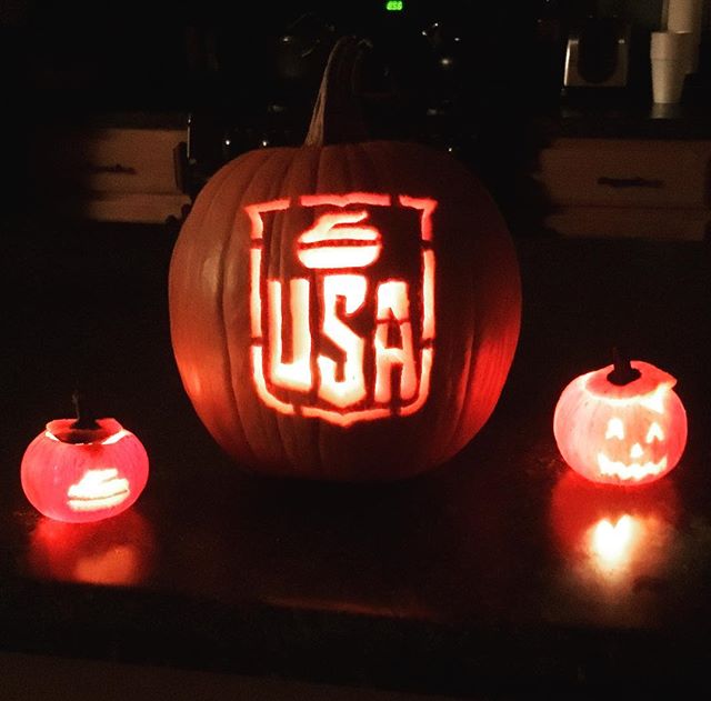 Happy Halloween and good curling from Telluride!  #goodcurling #pumpkingold #halloween #onthebutton #hurryhard #sweep #pumpkinstone @usa_curl @teamusa @spiritofcurling @teamshustercurling