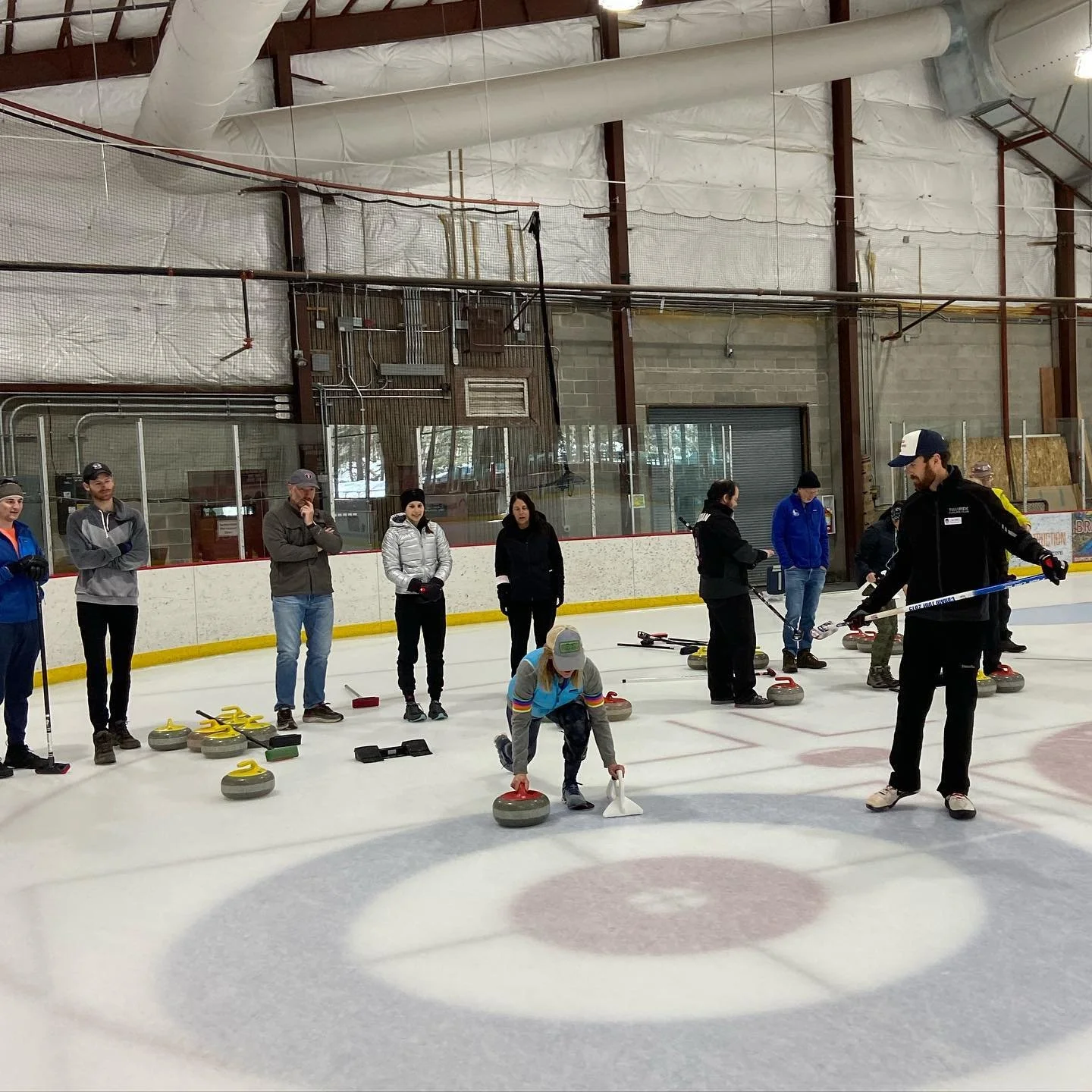 Learn to Curl! We are hosting a learn-to-curl clinic on Monday 10/17 from 8-10:45pm. We also have room for 3 more teams in this season&rsquo;s curling league. Sign up and find more info on our website (link in bio). #goodcurling 🥌🙌🏻