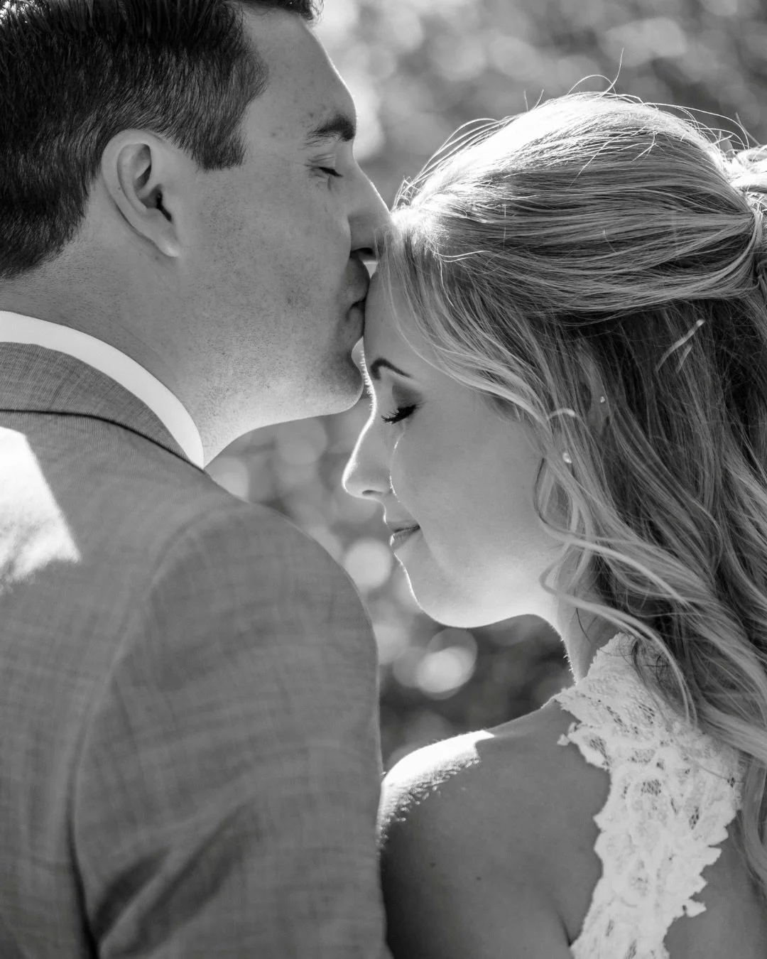 Daydreaming about this gorgeous Zephyr Lodge wedding 🤩 Zephyr really does have it all, with gorgeous views, a beautiful deck for cocktail hour and a wide open indoor reception space that really can be anything you want it to be. And as a bonus your 