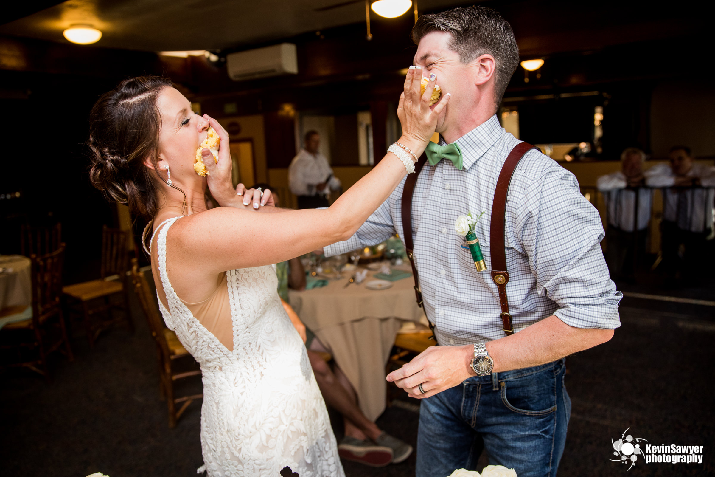 lake tahoe wedding photographer heavenly lake view lodge cake cutting