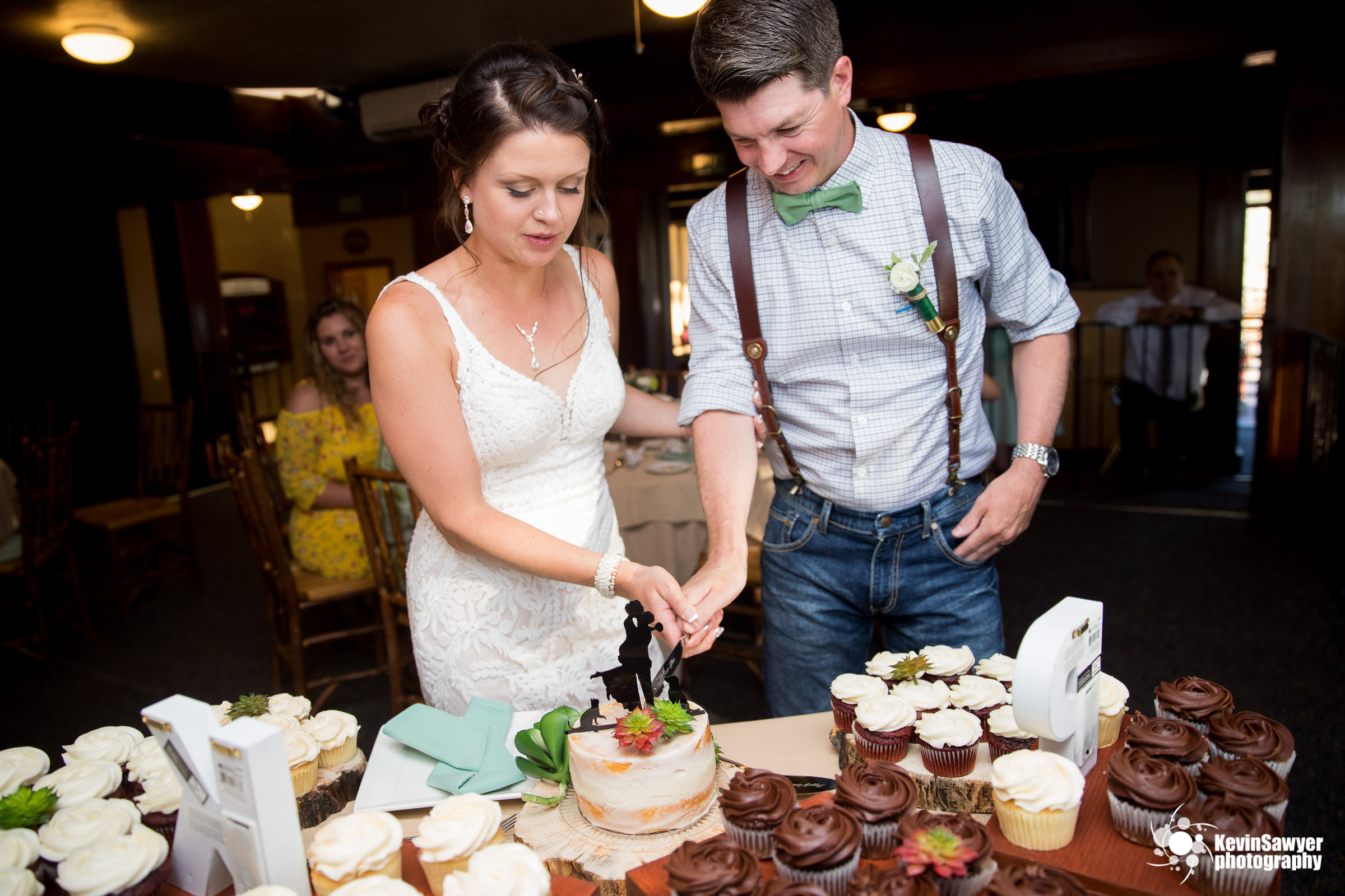 lake tahoe wedding photographer heavenly lake view lodge cake cutting