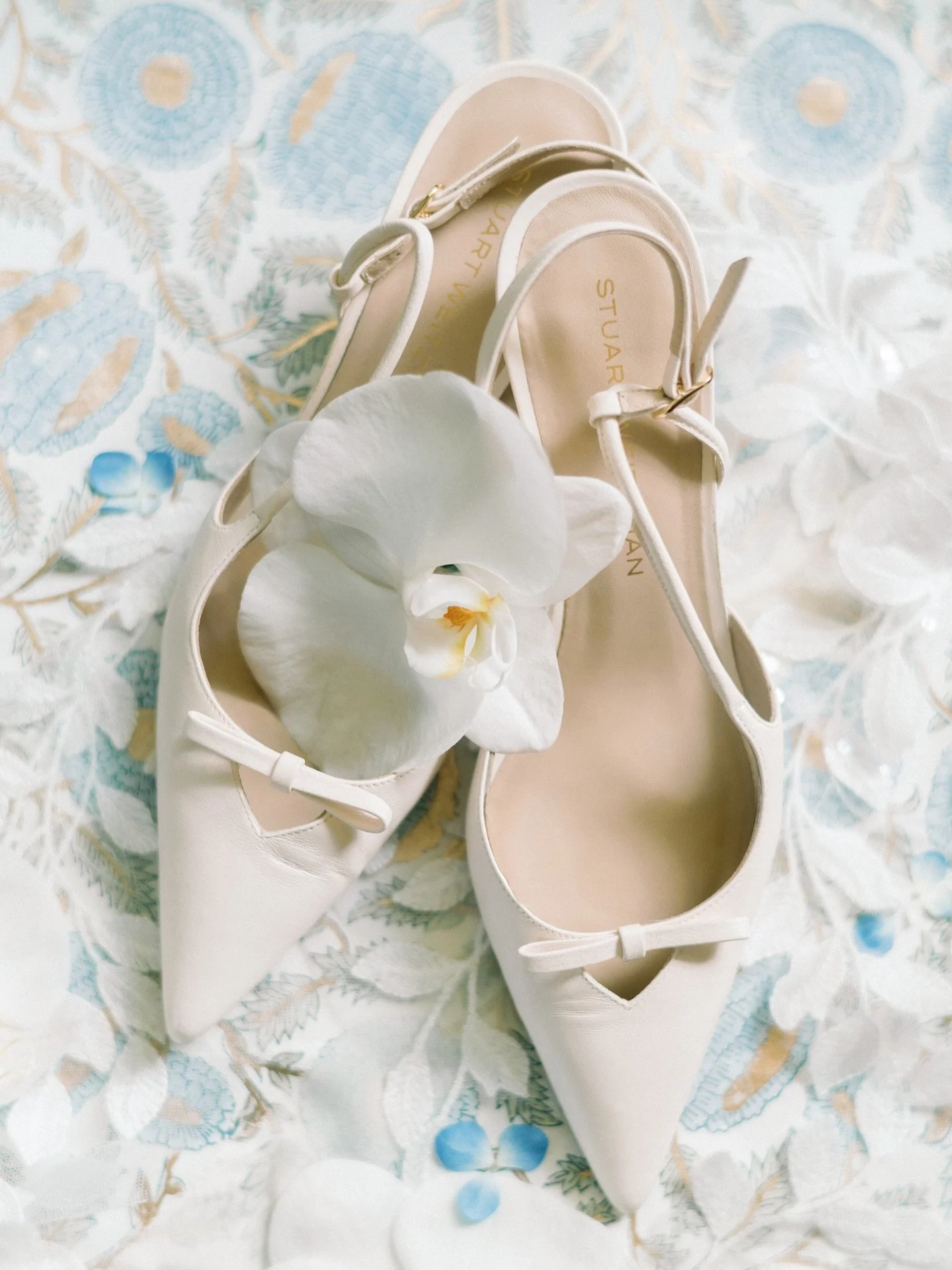 Sarah &amp; Christian 14
.
Design &amp; Coordination: @mdawndesigns 
Videographer: @clovisphotoandfilm 
Venue &amp; Catering: @calgarygolfcc 
Second Photographer: @zandrhea 
Rentals: @modernrentals.ca 
Florist: @hawthornplains 
Stationery: @hollylove