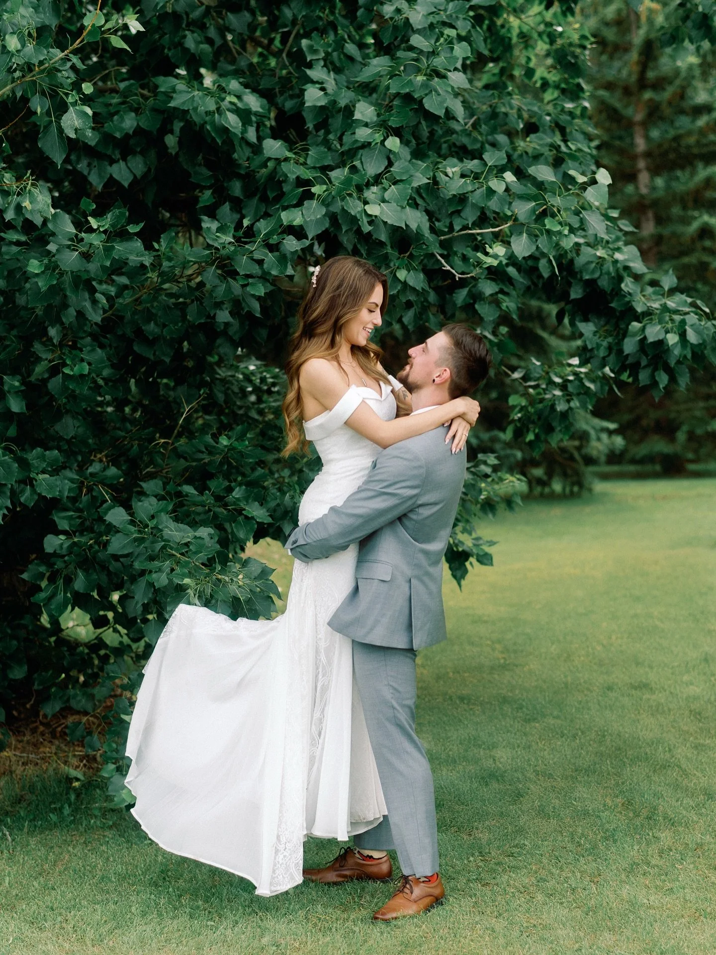 Sabrina &amp; Devon 6
.
.
.
.
#classicbride #timelessstyle 
#calgaryweddingphotographer #calgaryphotographer #yycweddingphotographer #yycphotographer #albertaweddingphotographer #albertaphotographer #yyclove #weddinginspo #weddingphotographer #looksl