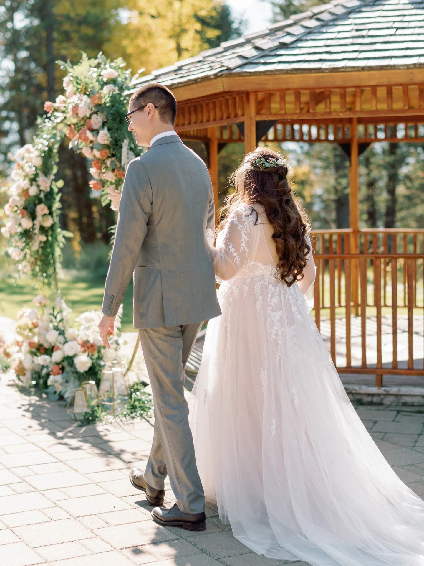 Jenny &amp; Andrew 1
.
Venue: @silvertipresort 
Wedding Planning, Design &amp; Coordination: Lisa Grosso @mountain.bride 
Videographer: @yourblack_and_white 
Florist: @the.romantiks
Cake Artist: @kakebydarci
Band: @supersonicheartsband
Hair &amp; Mak