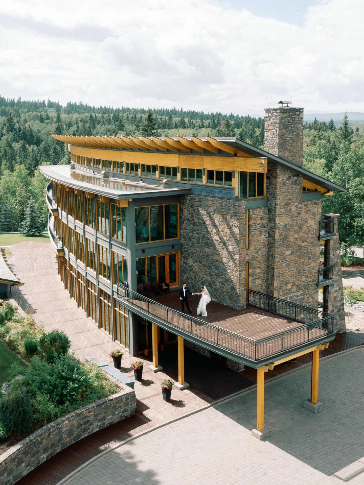 Alyssa &amp; Tanner 2
.
Featured on: @rockymtnbride 
Venue: @azuridge @azuridgeweddings
Wedding Planner: @cnceventdesign 
Florals: @modernflowerstories 
Cake Artist: @prettysweetyyc 
DJ: @pezproductions
Makeup Artist: @nicoledoesmakeup
Hair Stylist: 