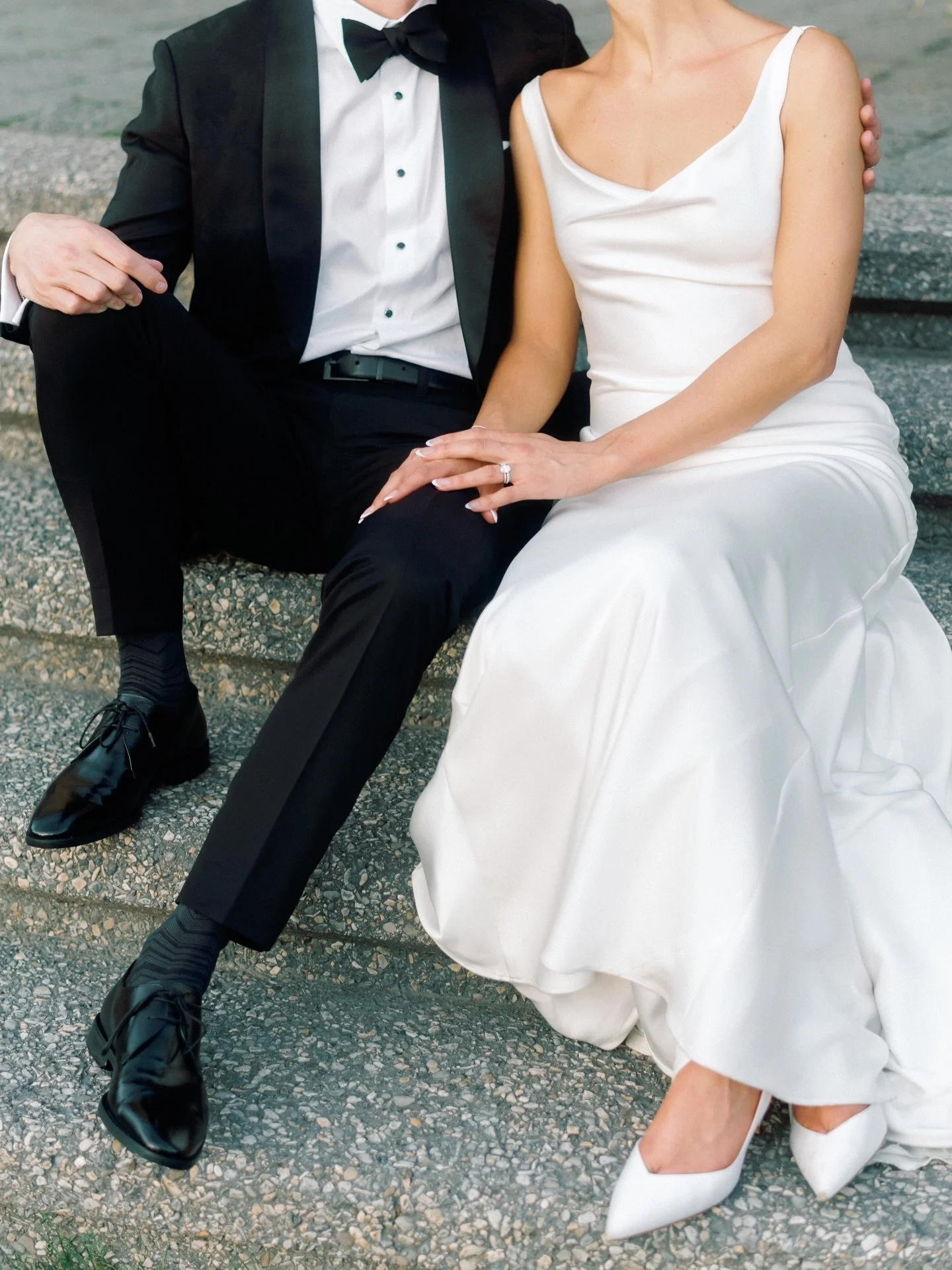 Alyssa &amp; Tanner 3
.
Featured on: @rockymtnbride 
Venue: @azuridge @azuridgeweddings
Wedding Planner: @cnceventdesign 
Florals: @modernflowerstories 
Cake Artist: @prettysweetyyc 
DJ: @pezproductions
Makeup Artist: @nicoledoesmakeup
Hair Stylist: 