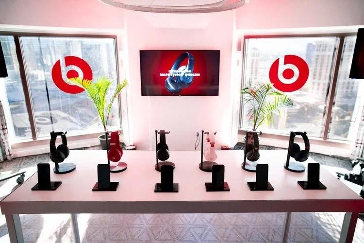  A tri-level product education experience for In-Motion employees at Planet Hollywood in sin city. Guests moved from floor to floor, learning with cocktails in hand, and used their custom poker chip to retrieve their gift bags on the final floor.  