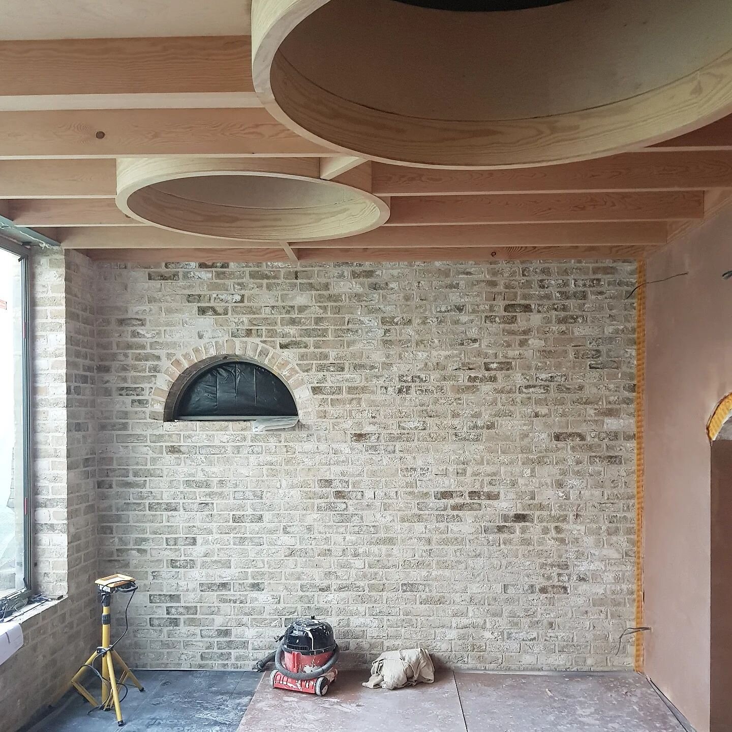 Our Camden house project is nearing the final stages. Rooflights are arriving today which will completely open up this space. 
Final push @lacon_db 
.
.
.
#whitemanarchitects #camden #london #extensions #dontmoveimprove #brickwork #brick #arch #roofl