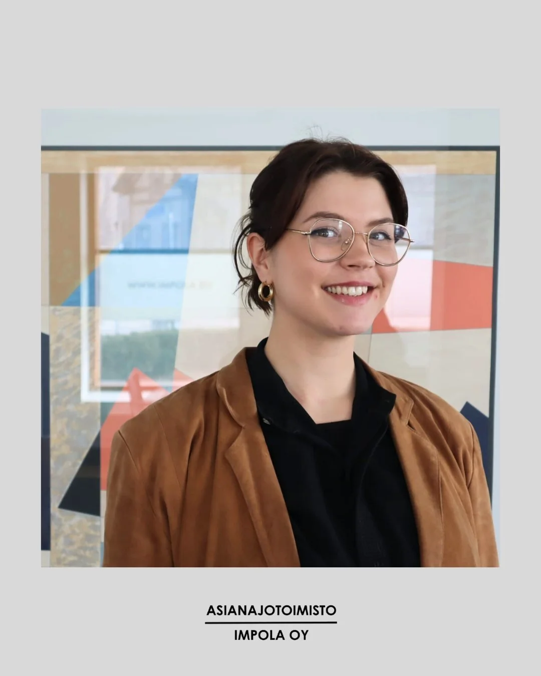 Esittelyssä Asianajotoimisto Impola Oy henkilöstö! 🥳
Toimistovastaavana tammikuussa aloittanut Lotta pitää huolen toimiston arjen sujuvuudesta, sekä avustaa mm. taloushallinnon tehtävissä, asiakaspalvelussa j