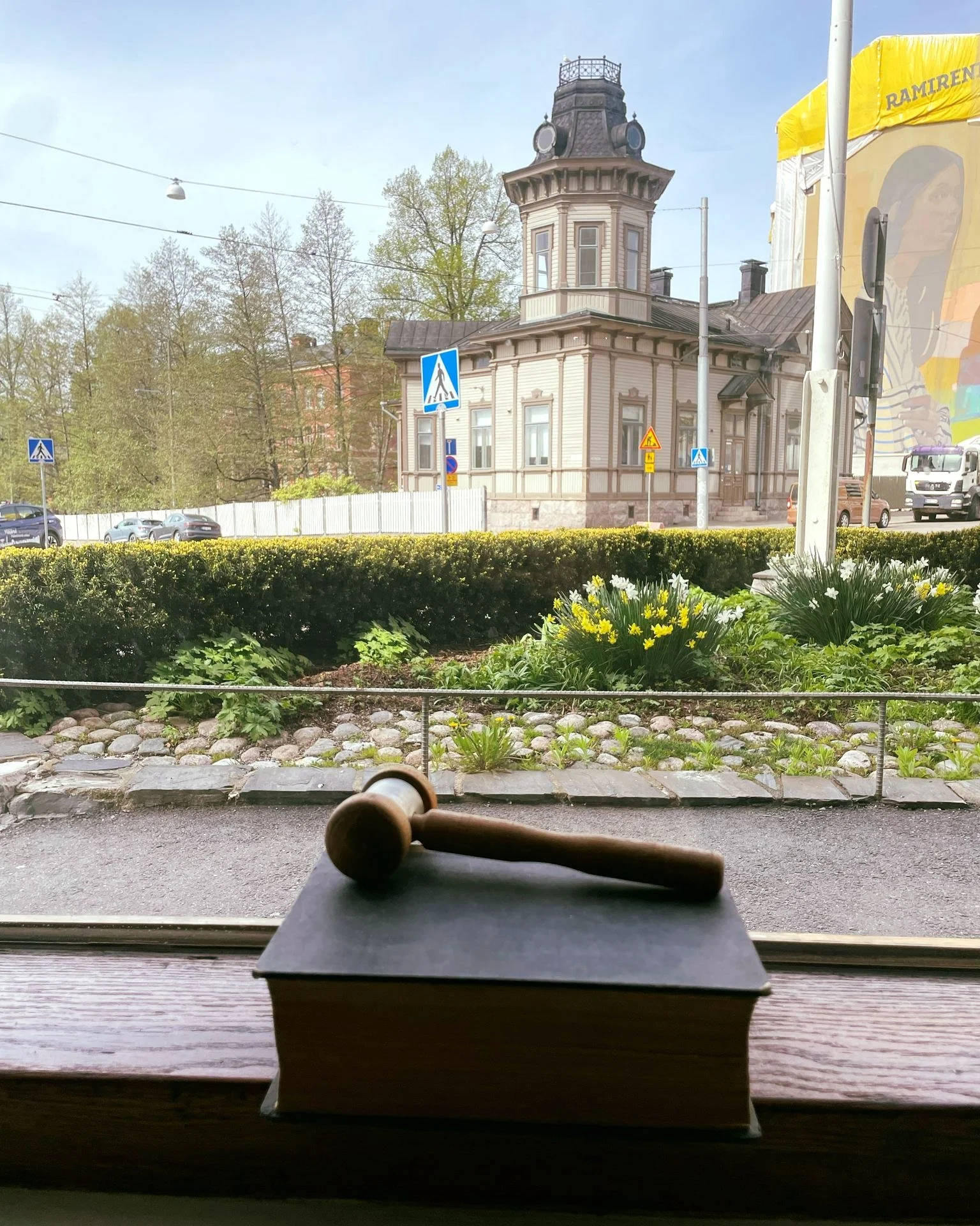 ⚖️ Yle uutisoi tuomareiden työn kuormittavuudesta.
Tuomariliiton tuore kysely paljastaa, että jopa yli kolmannes tuomareista harkitsee alan vaihtoa. Syitä ovat esimerkiksi liiallinen työmäärä, kiire ja työm&au