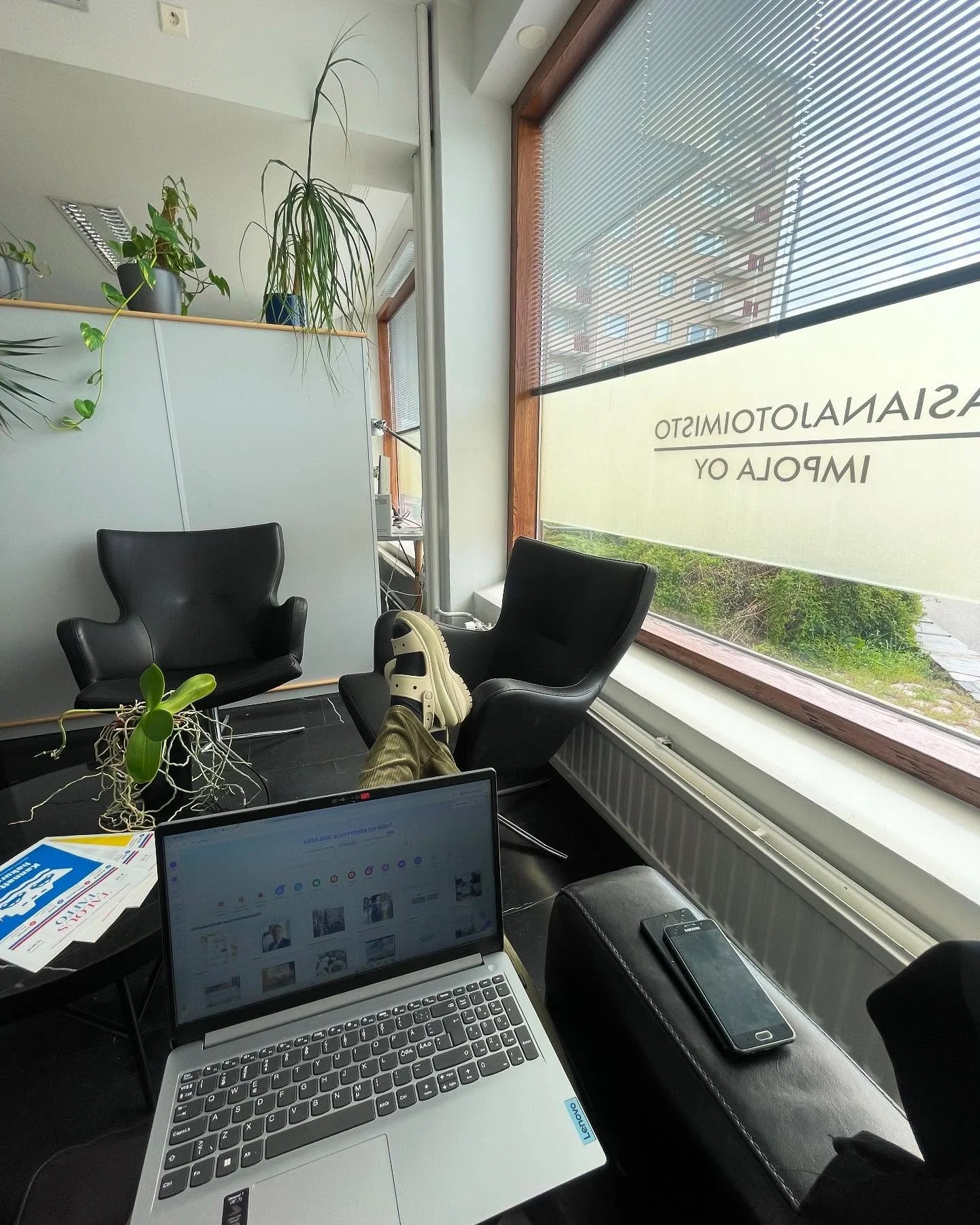 Viikonloppu lähenee - ollaanko muualla yhtä rennolla otteella? 🤓 
Somepostauksia voi hyvin tehdä välillä sohvalta käsin, jos työtuolissa ryhdikkäänä pönöttäminen alkaa tympiä.
K