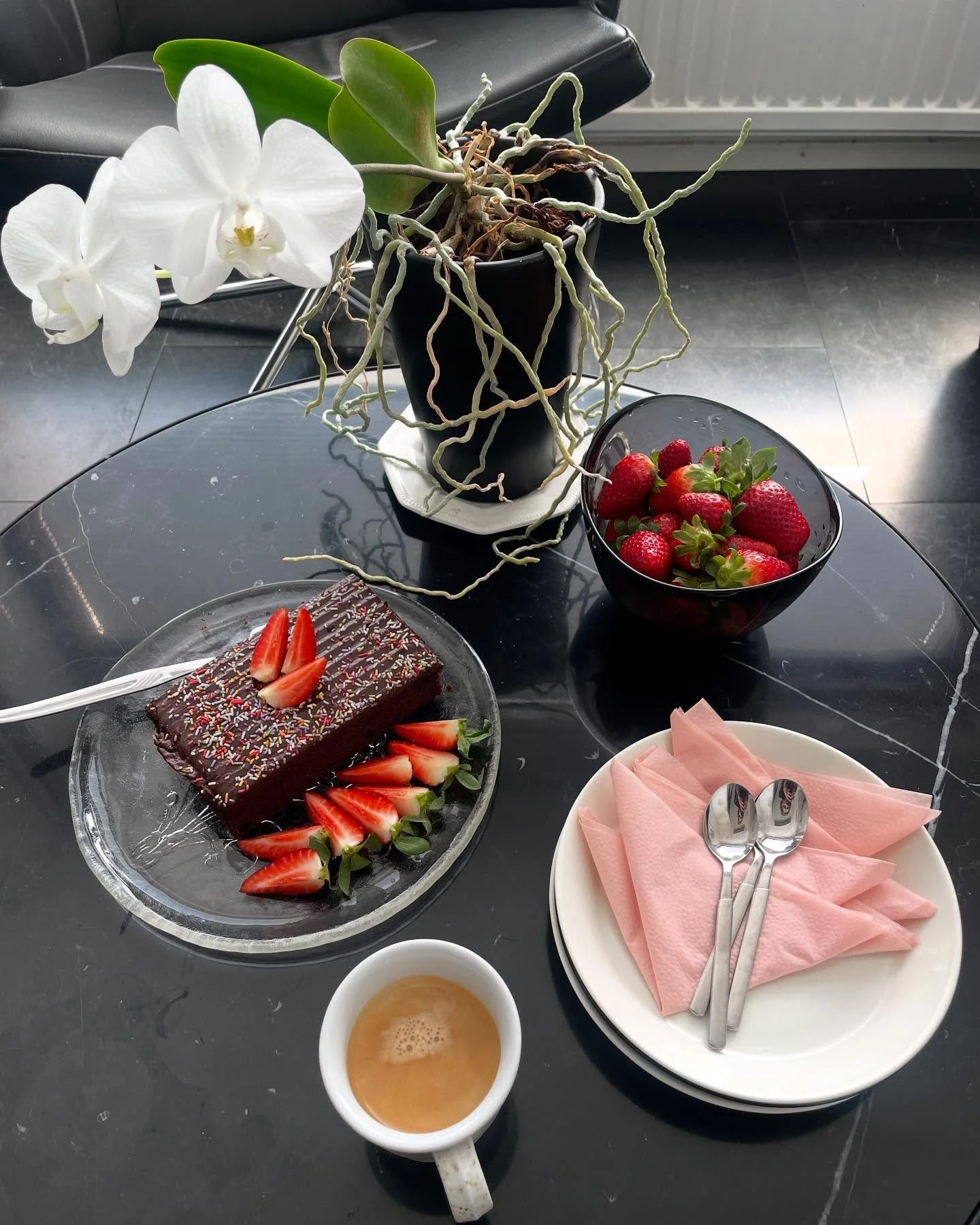 Asianajotoimisto Impola Oy on perustettu tänään 25vuotta sitten! 💐  Mikä oiva syy kakkukahvitella heti maanantaista. 
Toimintamme alkoi alunperin Arkadiankadulla Töölössä samana vuonna. Sittemmin Toiselle lin