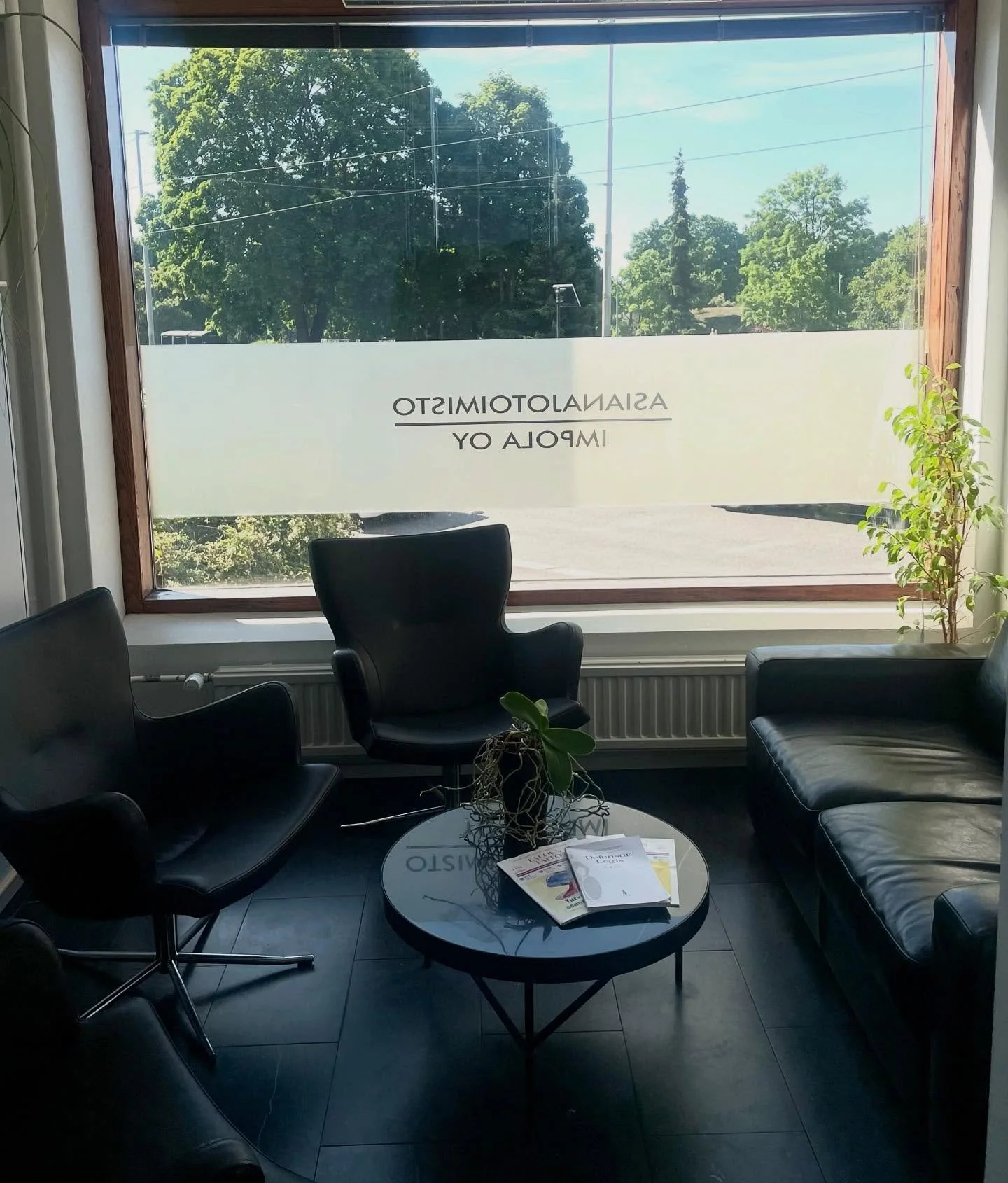 Kesä on vihdoin saapunut, ja monella lomakausikin on jo käynnistynyt. 🤿
Toimistomme lomakausi alkaa ensi viikolla. Mutta ei hätää, lomailemme porrastetusti ja työt toimistolla jatkuvat kesälläkin. Normaalein