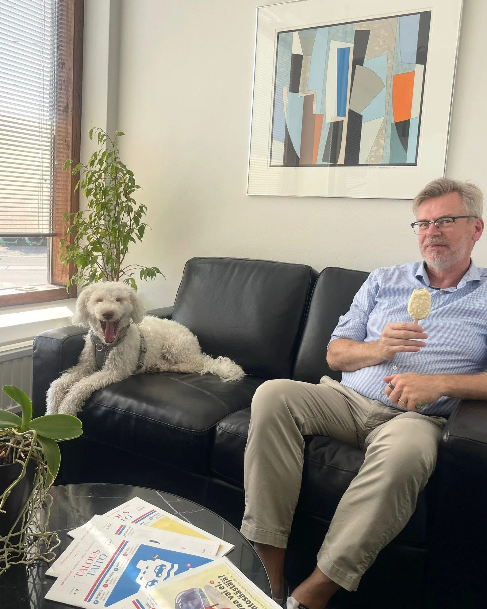 Nyt on lomat virallisesti lomailtu, ja viimeisetkin työvahvuudet ovat taas toimistolla. 💪
Onneksi kesä kuitenkin jatkuu vielä tovin, ja sen myötä myös toimistollamme tavalliset jäätelö-palaverit. 🍦