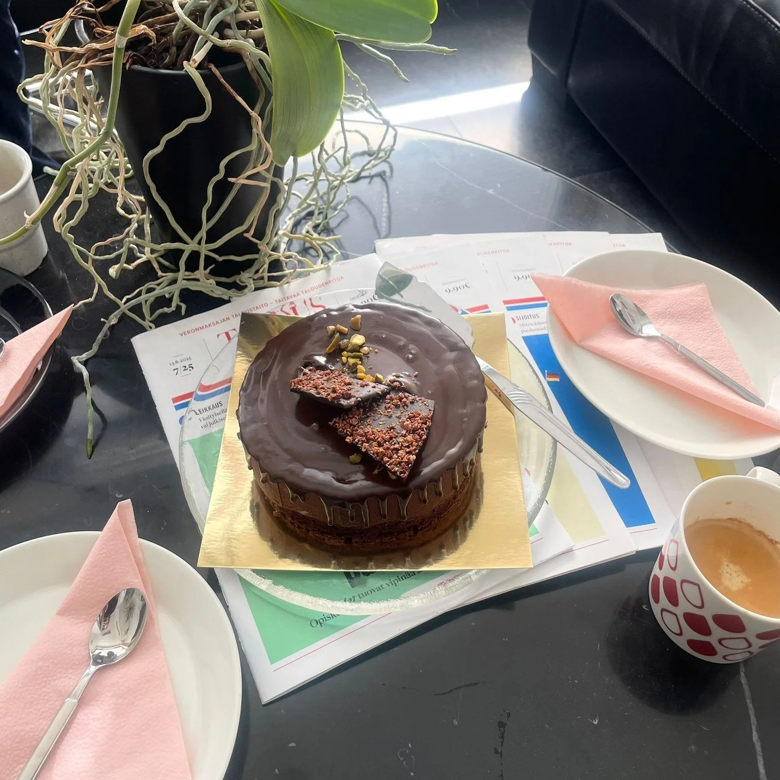 Tänään toimistolla juhlistetaan, sillä avustavalle lakimiehellemme Juhamatti Rainekarille myönnettiin eilen varatuomarin arvonimi. Valtavat onnittelut Juhamatille! 🎈
Toimistoltamme on vuosien saatossa usea avustava lakimies