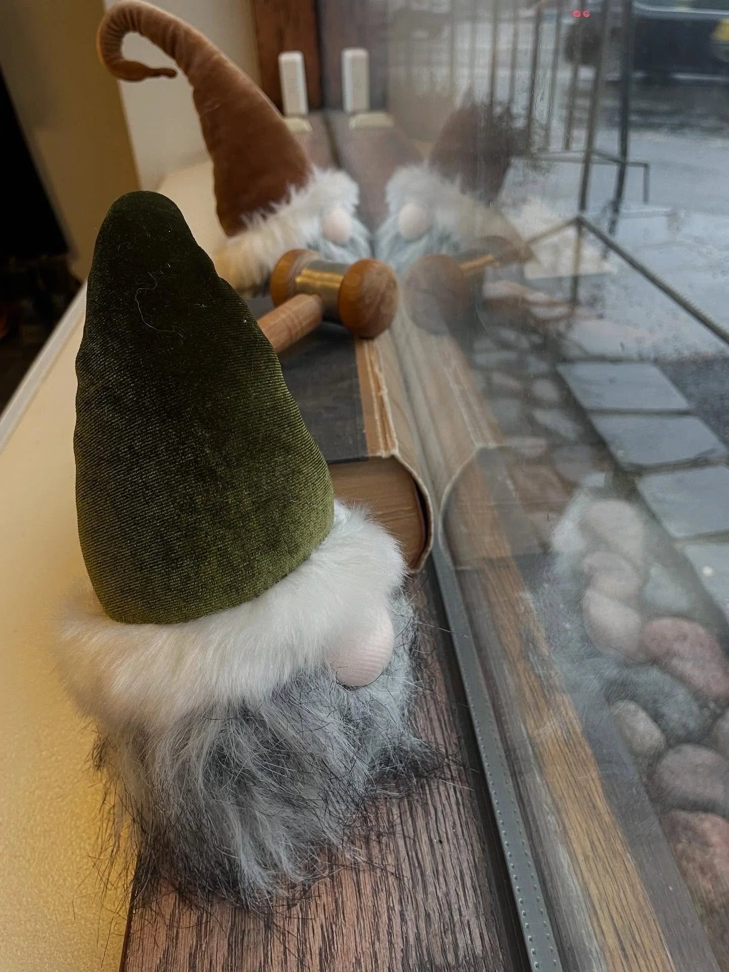 Maanantaiaamuna ensimm&auml;isin&auml; toimistolla olivat t&auml;n&auml;&auml;n tontut 🎅

Siirryimme joulunodotukseen hieman viime tingassa, mutta parempi my&ouml;h&auml;&auml;n kuin ei milloinkaan. Harmautta pirist&auml;&auml; ensi viikolla joulu, 