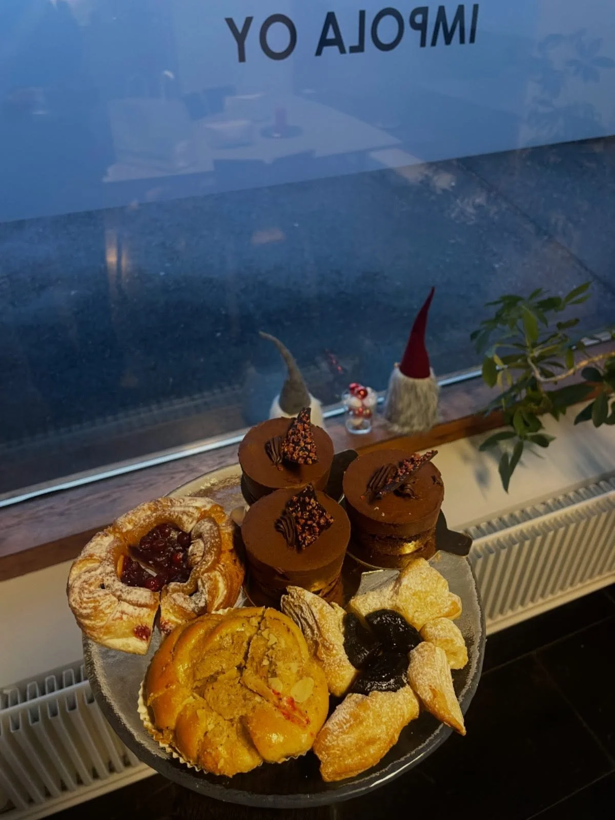 Toimiston v&auml;ell&auml; on ollut syntt&auml;reit&auml; viime aikoina, joten harmaata p&auml;iv&auml;&auml; piristi t&auml;n&auml;&auml;n herkkuhetki 😋
Herkkuja j&auml;i yli jopa seuraavalle p&auml;iv&auml;lle (kunhan toimistotontut eiv&auml;t k&a