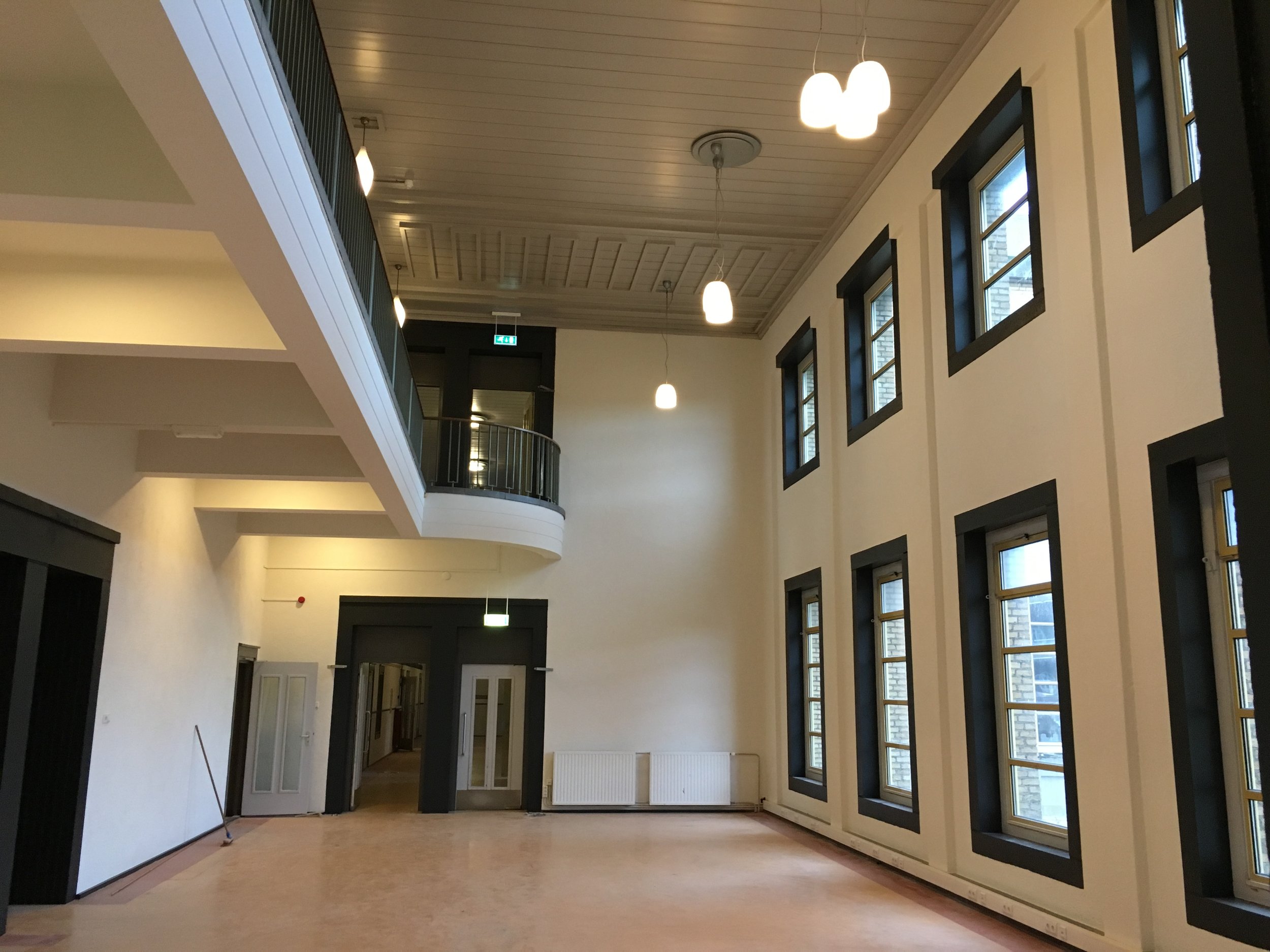 De studiezaal op de 1e verdieping is gereed. Een prachtige open ruimte waar leerlingen in rust en licht zelfstandig kunnen werken. In deze ruimte zullen ook iMacs van Apple komen te staan waar leerlingen aan hun ICT-projecten kunnen werken.