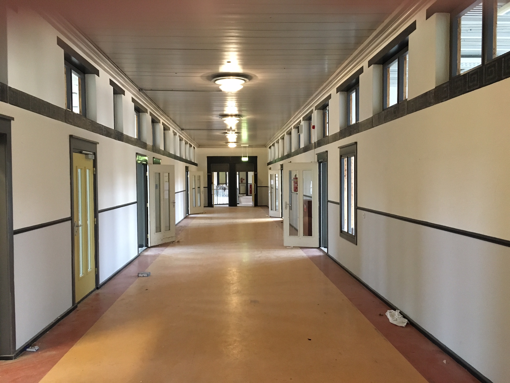Een voorbeeld van een gang met de kleuren zacht-wit, grijs en antraciet.