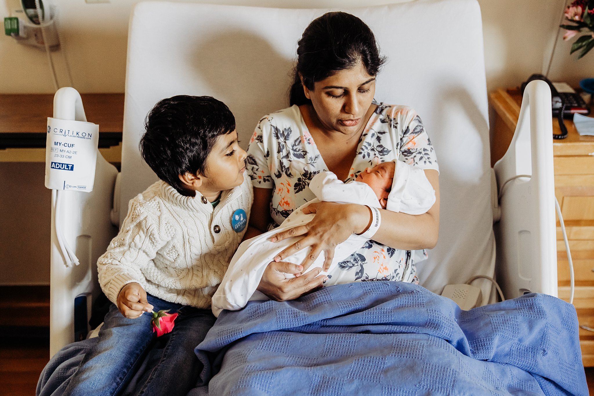 Mom baby and toddler on hospital bed at Northside Atlanta Hospital | Atlanta Fresh 48 Newborn Hospital Photography