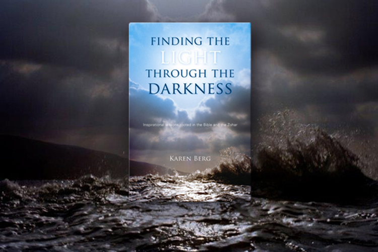 Karen Berg's "Finding the Light Through Darkness" (Encontrar a Luz através da Escuridão)