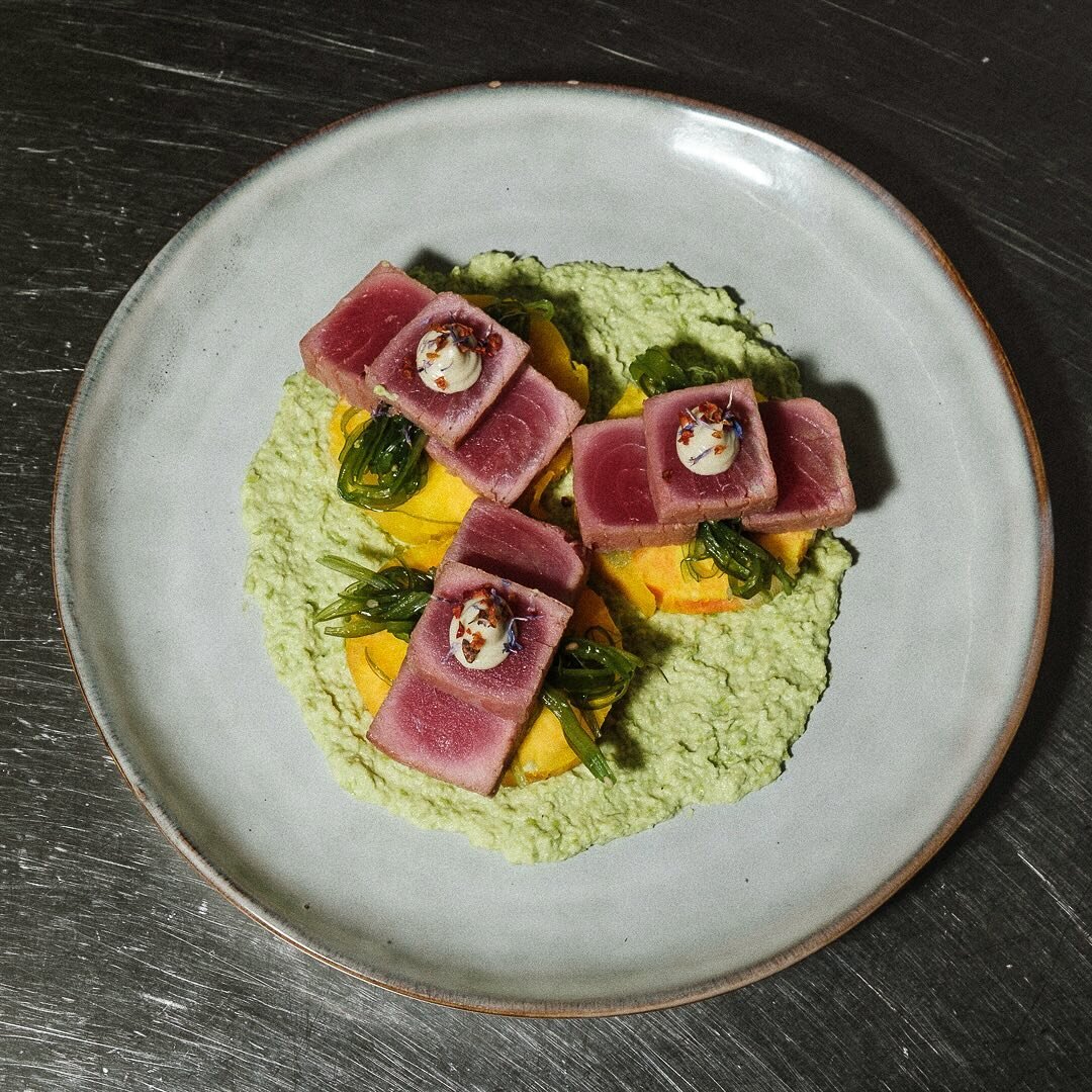 One of the new creations by our chef Timo.
Tuna Tataki with edamole, wakame salad and manioc.

#exer #barexer #zurich #langstrasse #soulfood #kreis4 #friedchicken #drinkszurich #z&uuml;rich #naturalwine #barfood #cocktails #itssimple #exerkitchen #vi