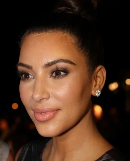 Kim Kardashian Kiện Trang Website