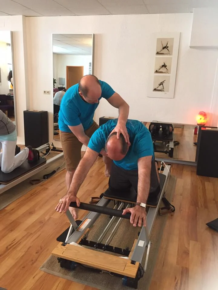Brett zeigt Reiner Hands On die Position des Kopfes