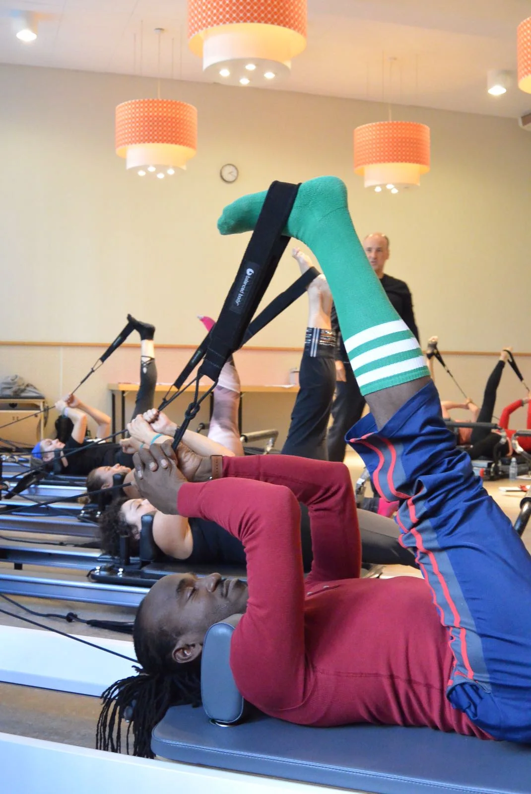 Stretch der Beinrückseite auf dem Reformer