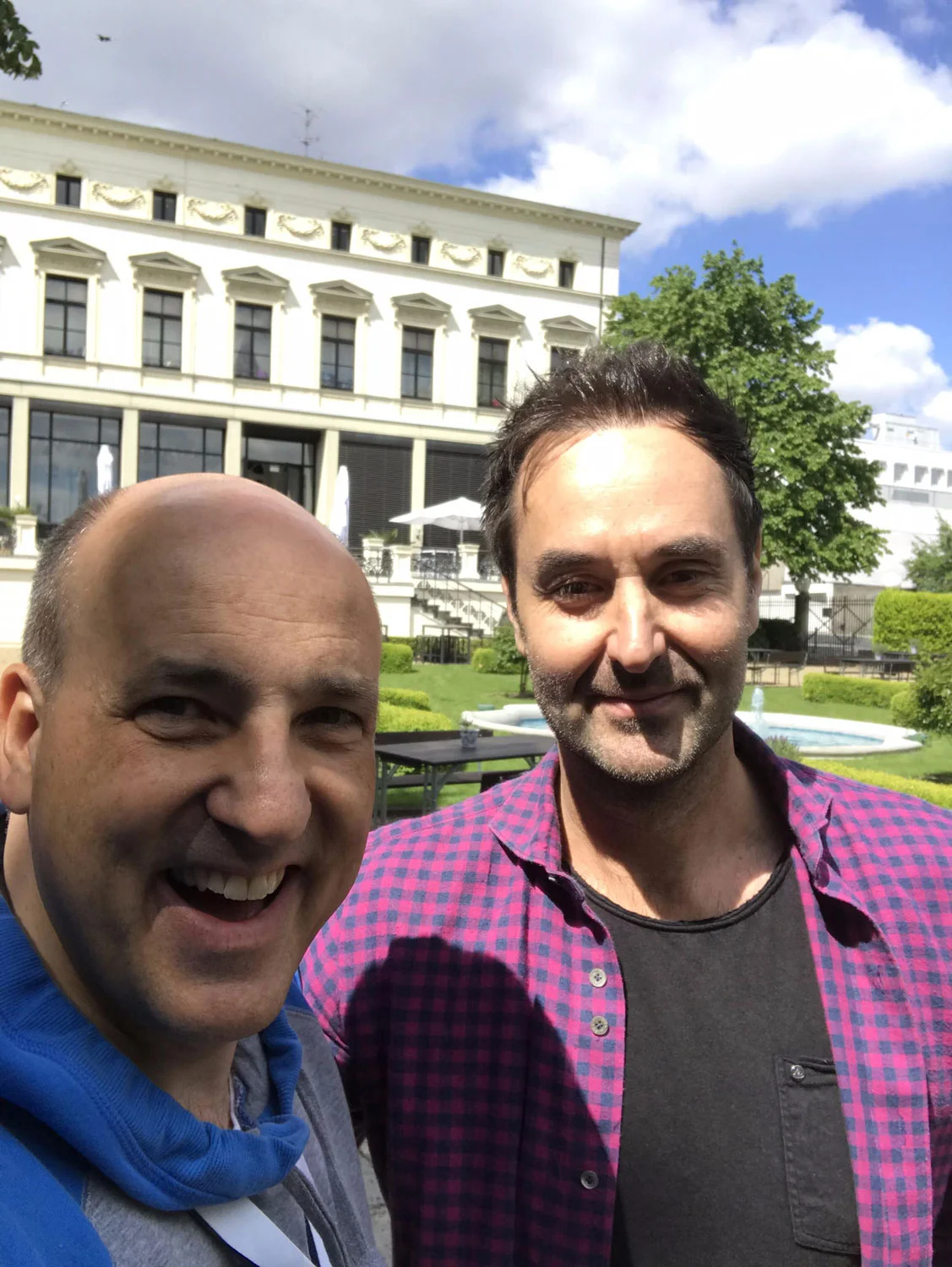 On Sunday, for the first time in 15 years, the garden opened as a beer garden again. Next to me is Paris Houdeloudis, who manages the catering together with ex-football star Jens Nowotny.