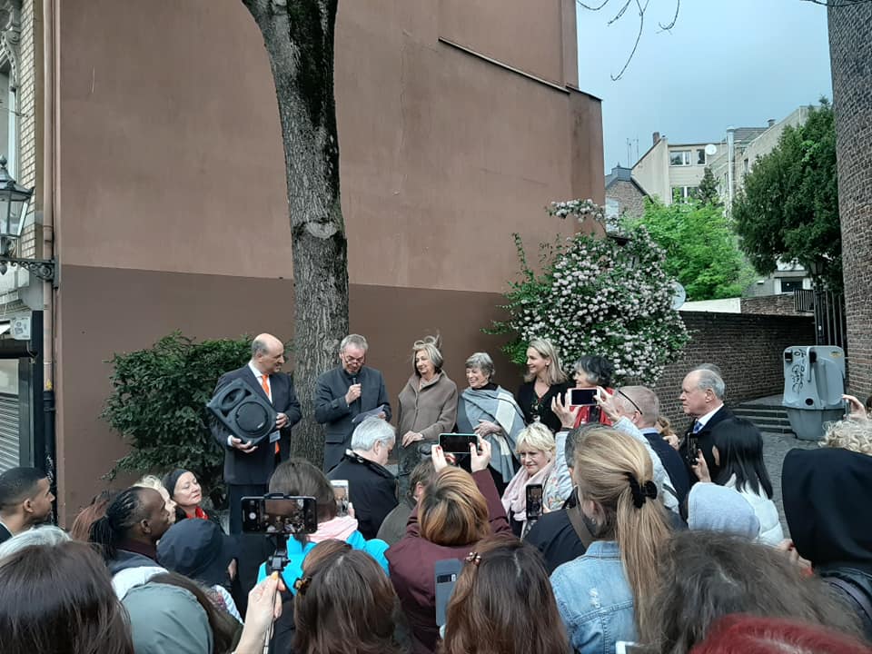 Memorial Service in front of Joseph Pilates' house of birth. At the microphone - the mayor of Mönchengladbach.
