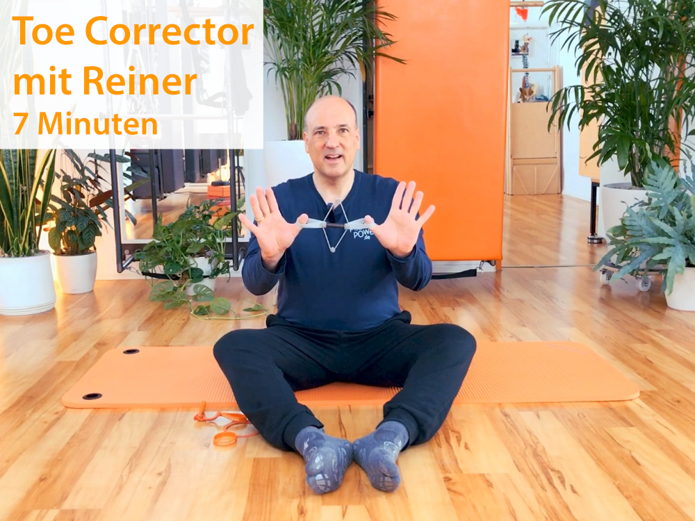 2. Toe Corrector - Reiner (7 Minuten) - 27.3.2020Lerne ein paar einfache Übungen, mit dem Toe Corrector um Deine Füße und gesund zu halten. Du kannst statt dem Toe Corrector auch einen Einmachglas-Gummiring oder Silikon-Armband verwenden. Ich zeige …