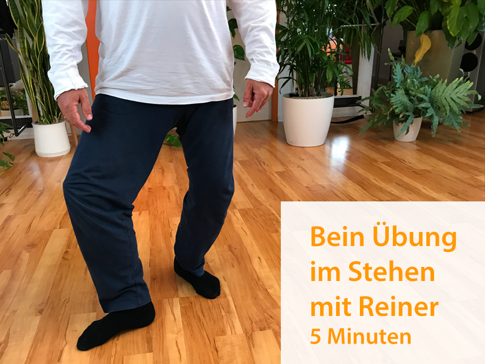 3. Beinübung im Stehen - Reiner (5 Minuten) - 14.4.2020Diese Übung für die Beine kannst du nahezu überall durchführen, wo du einen kleinen Moment Zeit hast. Sie trainiert sehr effektiv die Wohlspannung in der gesamten Beinmuskulatur und ist daher be…