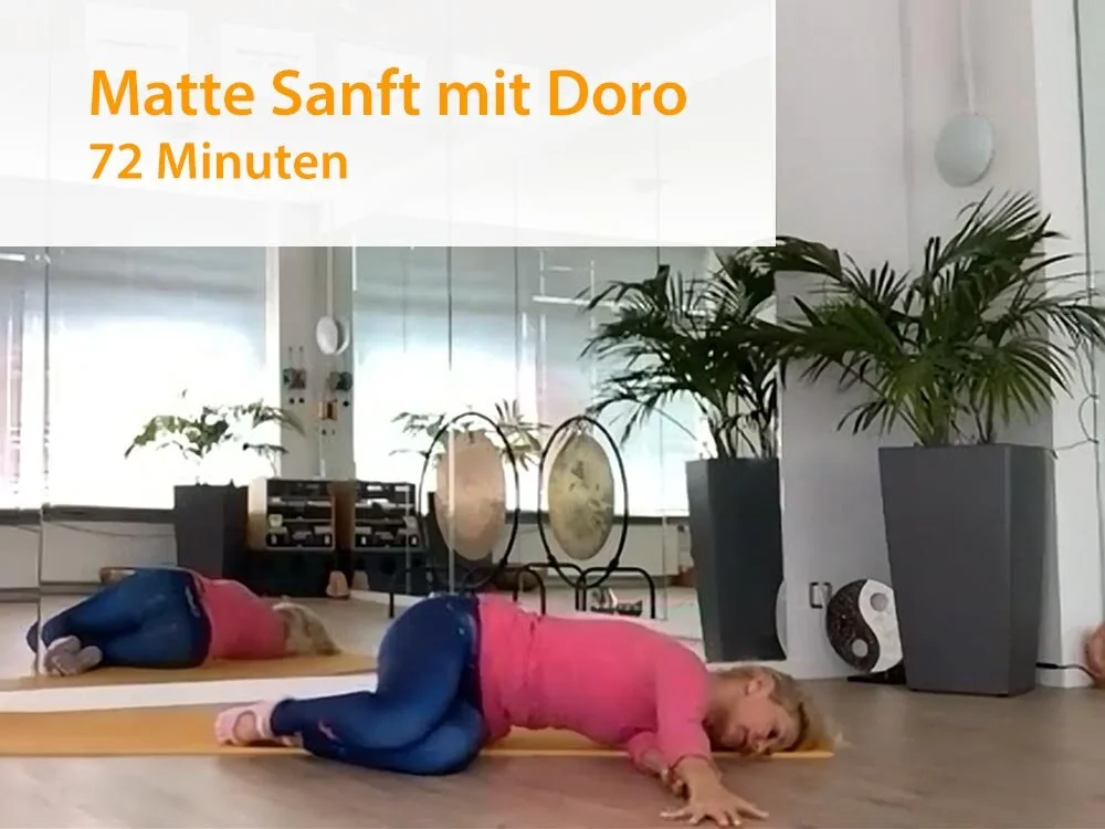 108. Matte Sanft - Doro (72 Minuten) - 5.5.2020Die Einheit beginnt mit einer Entspannungsphase. Doro leitet dich dann durch Übungen mit dem Fokus auf Lockerung, Dehnung und Mobilität. Danach bist Du ein Stück größer und kleine Zipperlein sind vielle…