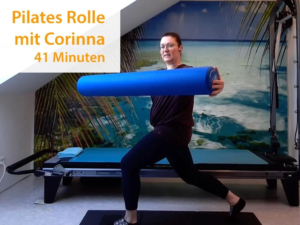 115. Pilates Rolle - Corinna (41 Minuten) - 4.1.2021Mit Hilfe der Pilates Rolle wirst du deine Schultern lockern und deinen Schultergürtel organisieren, die Körperseiten und den Hüftbeuger dehnen, die Wirbelsäule mobilisieren und die Rückenmuskulatu…